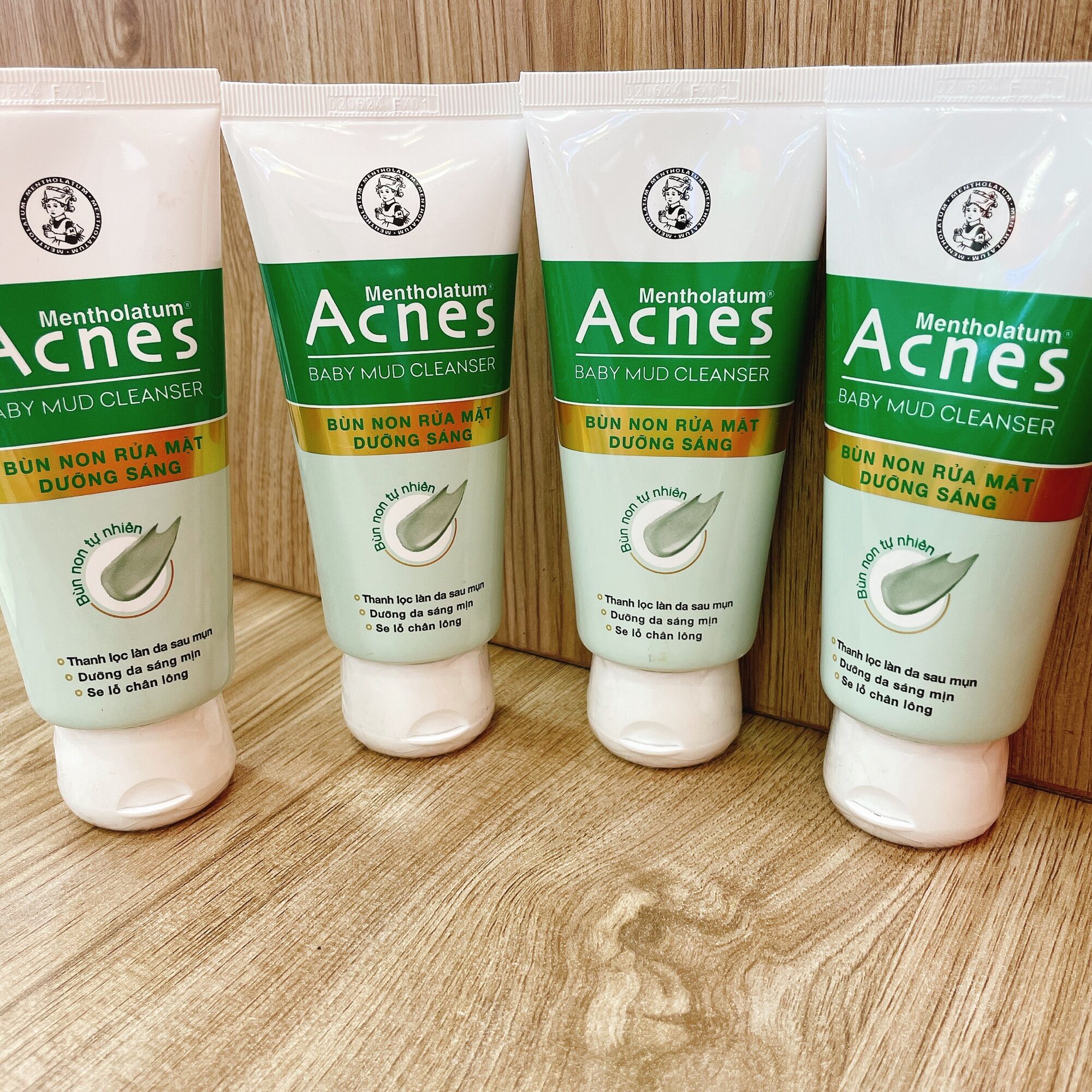 Sữa rửa mặt Acnes bùn non dưỡng sáng da 100g