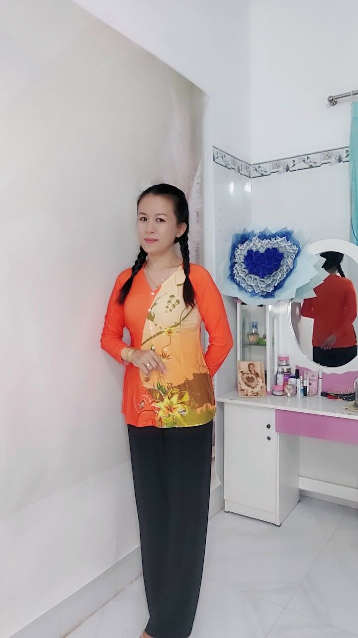 Áo in hoa( áo chưa kèm quần)