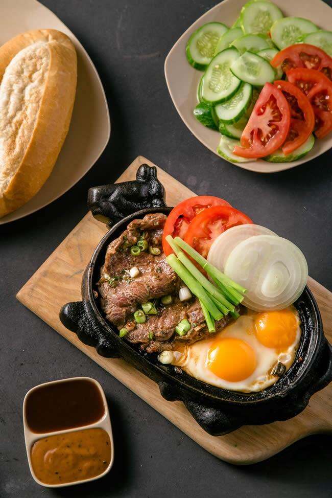 500g thịt bò bít tết ướp sẵn,chế biến rất mềm không dai,cam kết bò nóng không sử dụng bò nhập đông lạnh,không chất bảo quản.Khách đặt tới đâu shop làm đến đấy, giao sau 2 ngày khách đặt,tiện lợi cho bữa ăn gia đình