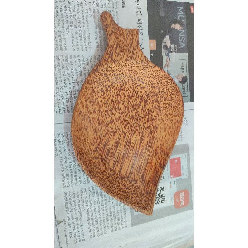Dĩa gỗ dừa hình chiếc lá 17x23cm