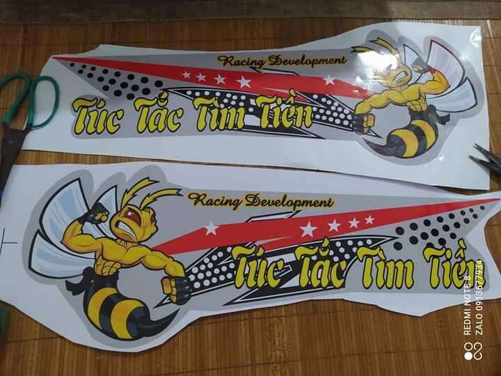 Cặp tem ong Túc Tắc Tìm Tiền dán trang trí cánh cửa xe tải, xe ben