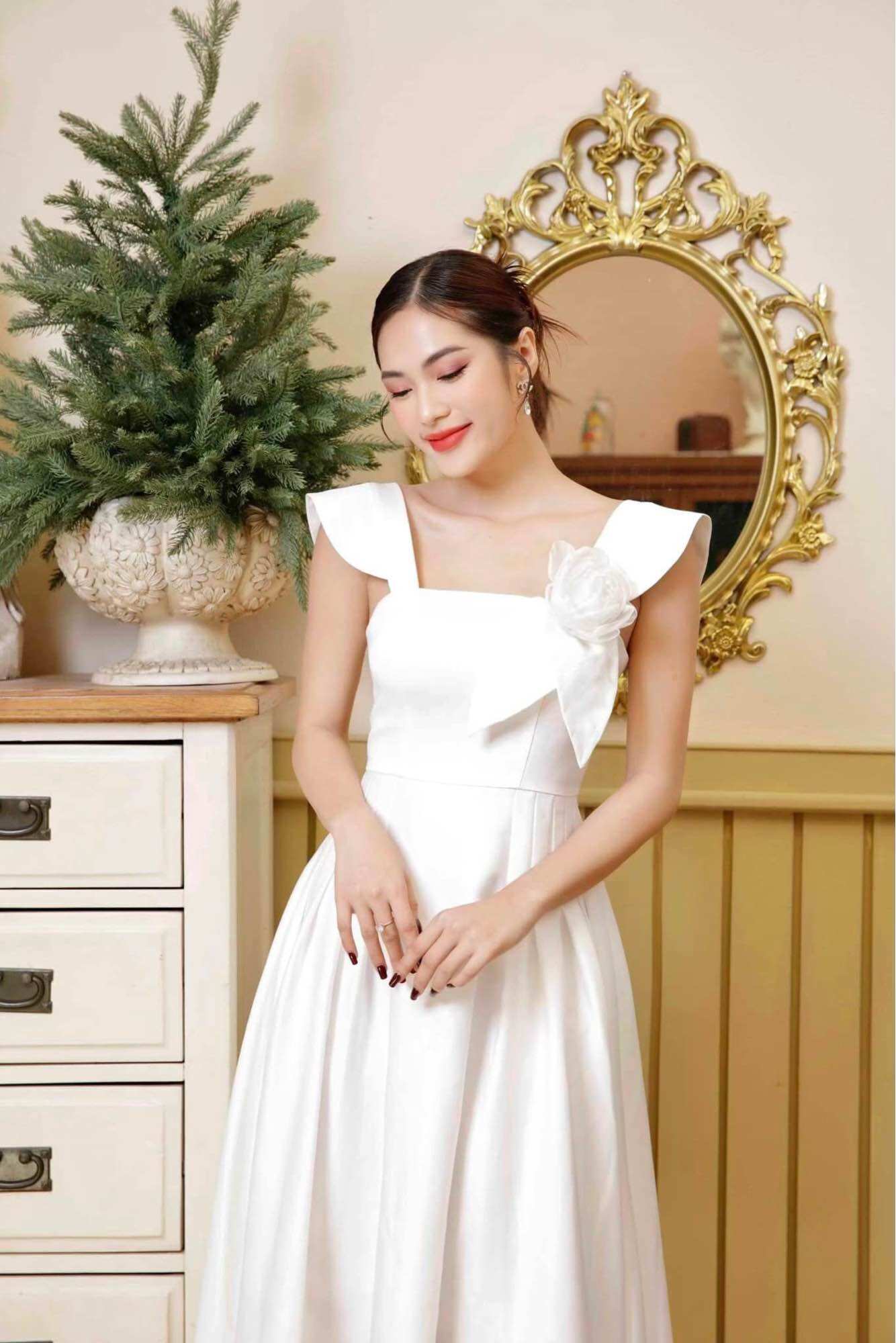 Đầm xòe xếp li eo hoa cài ngực
