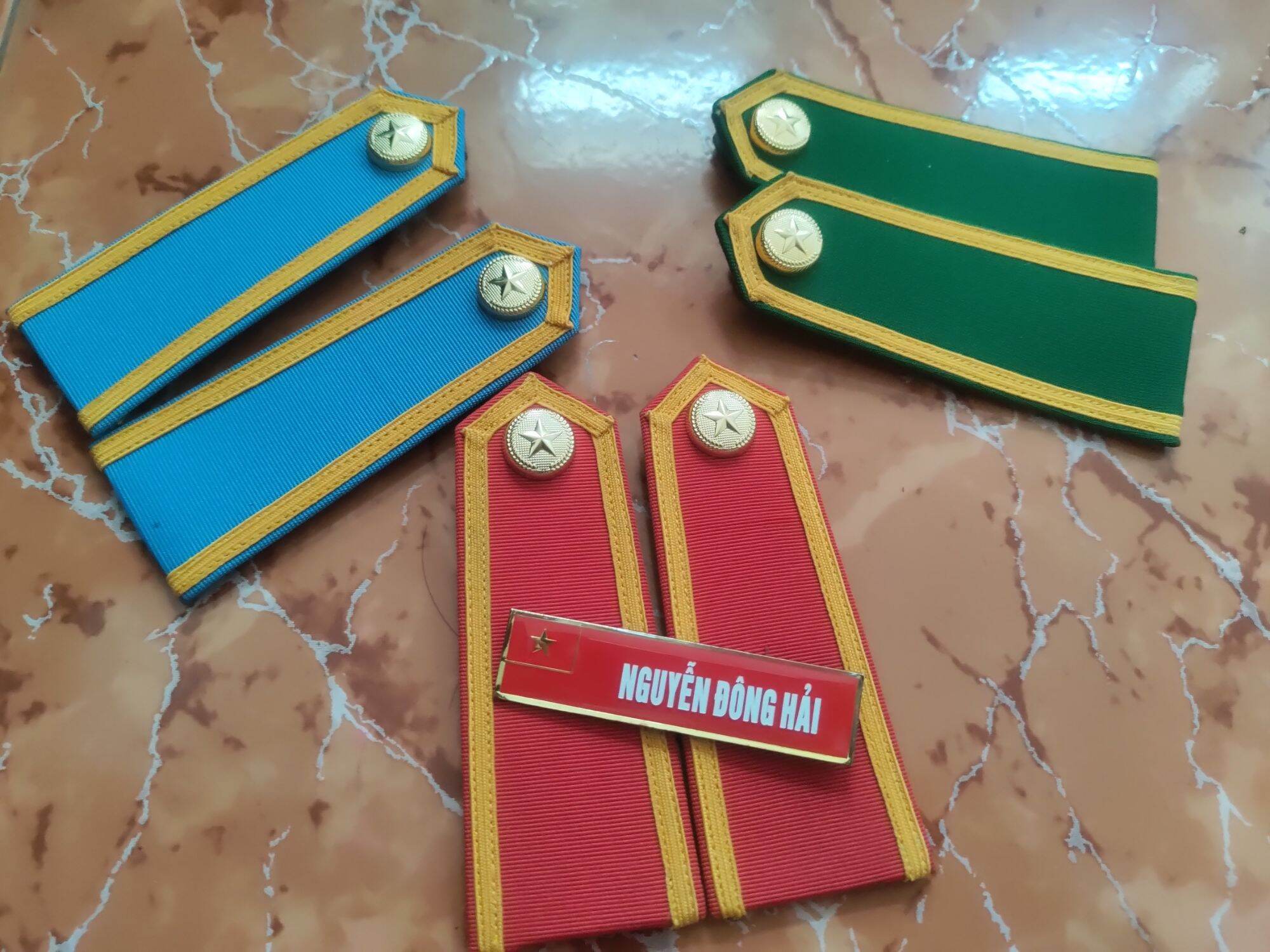 phụ kiện cầu vai bảo vệ học việc viền vàng viên đeo áo học