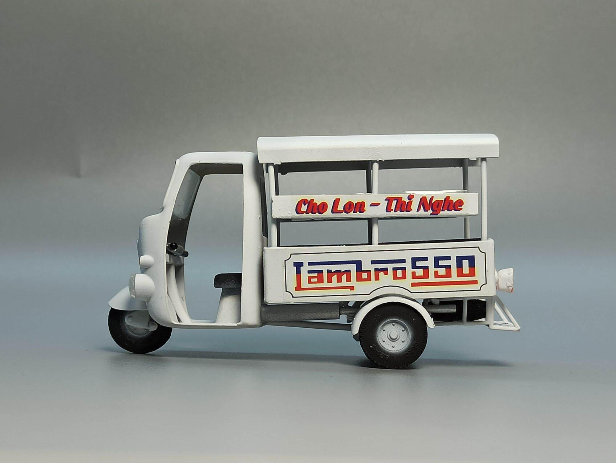 Mô hình xe Lambro 550 tỷ lệ 1/43
