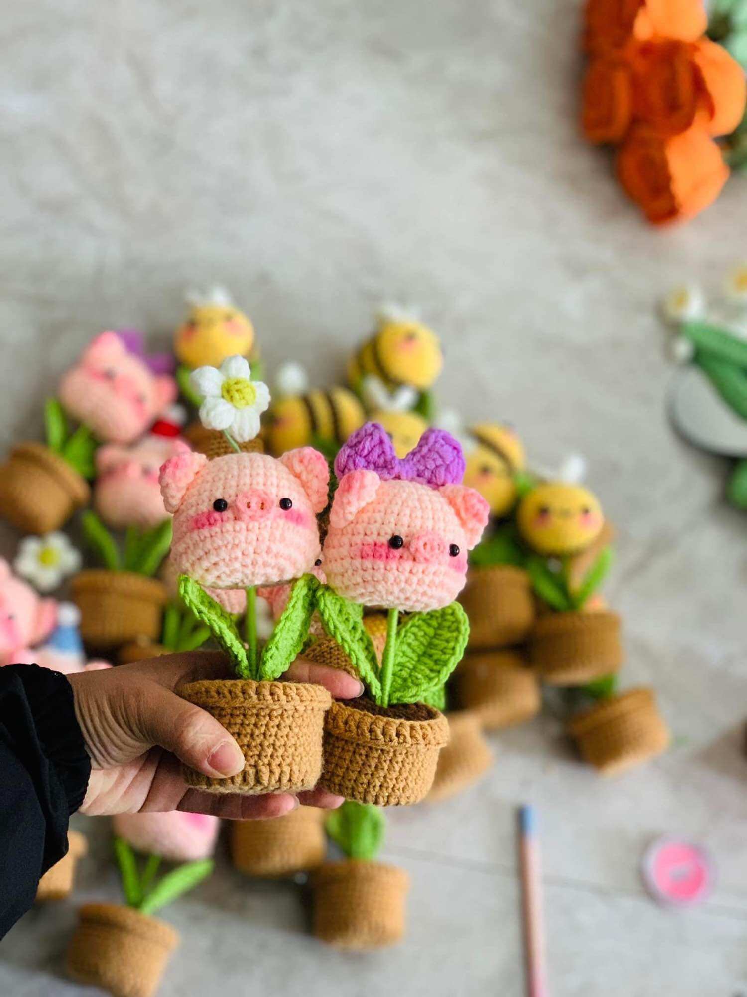 Chậu hoa len hình heo hồng đan móc
