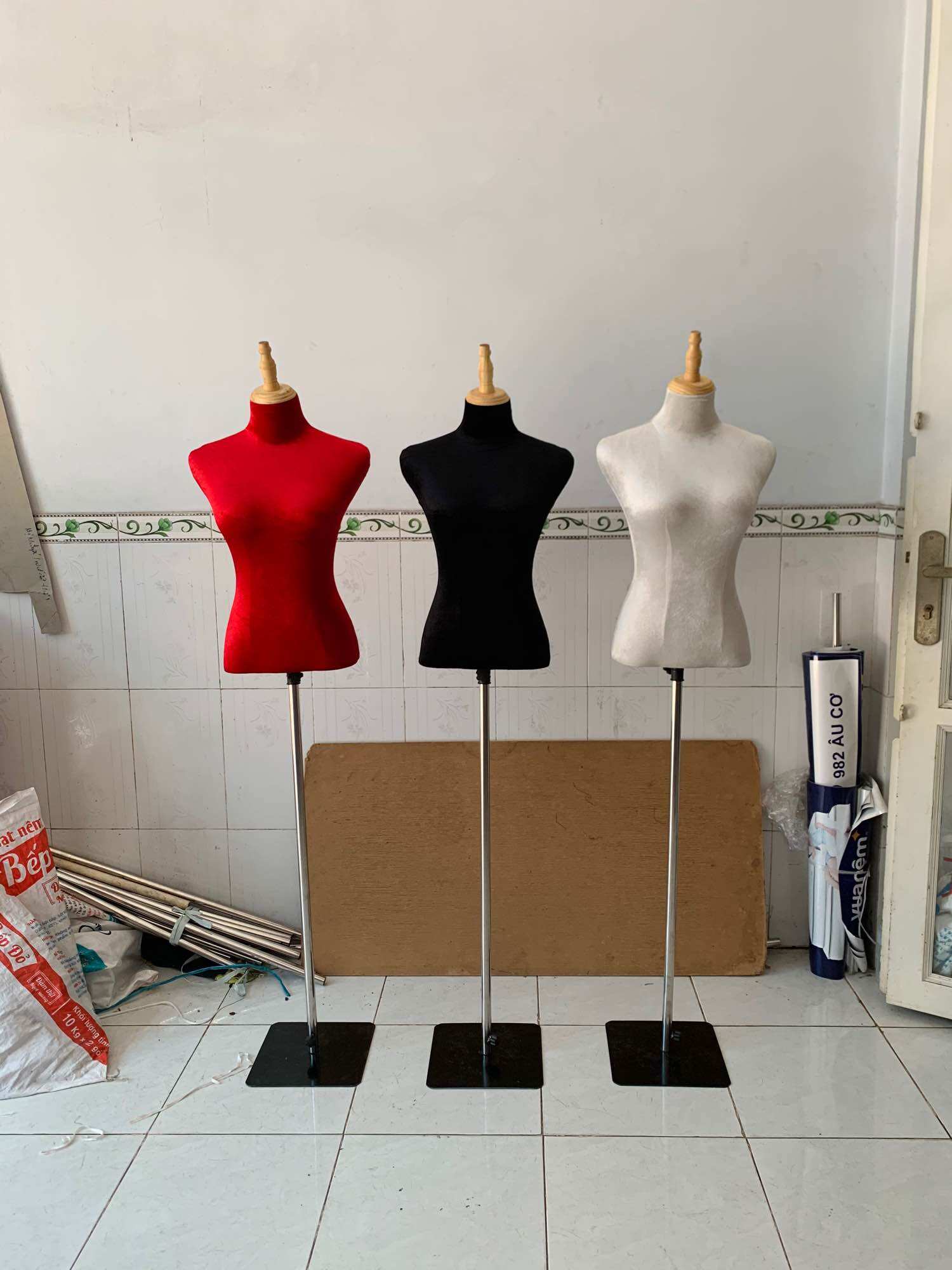 Manocanh bán thân nhung nữ đầu gỗ đế sắt