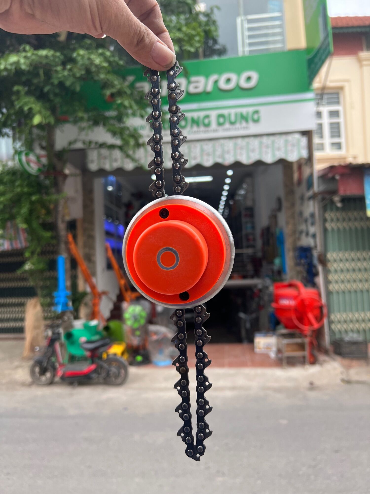 Bát xích quật cỏ, bát xích cắt cỏ, đĩa cắt cỏ bằng xích dùng cho các loại máy cắt cỏ đeo vai, đeo lưng 2 thì, 4 thì