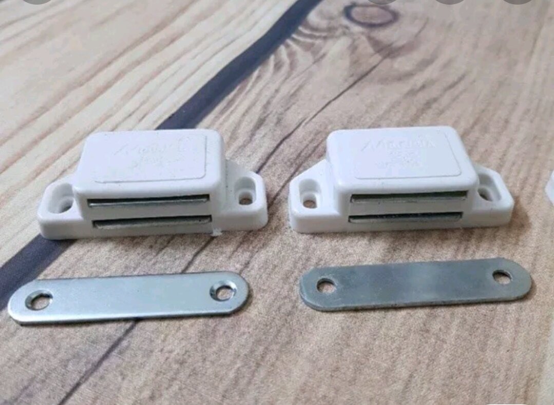 Nam châm hít giữ tủ chạn bếp.