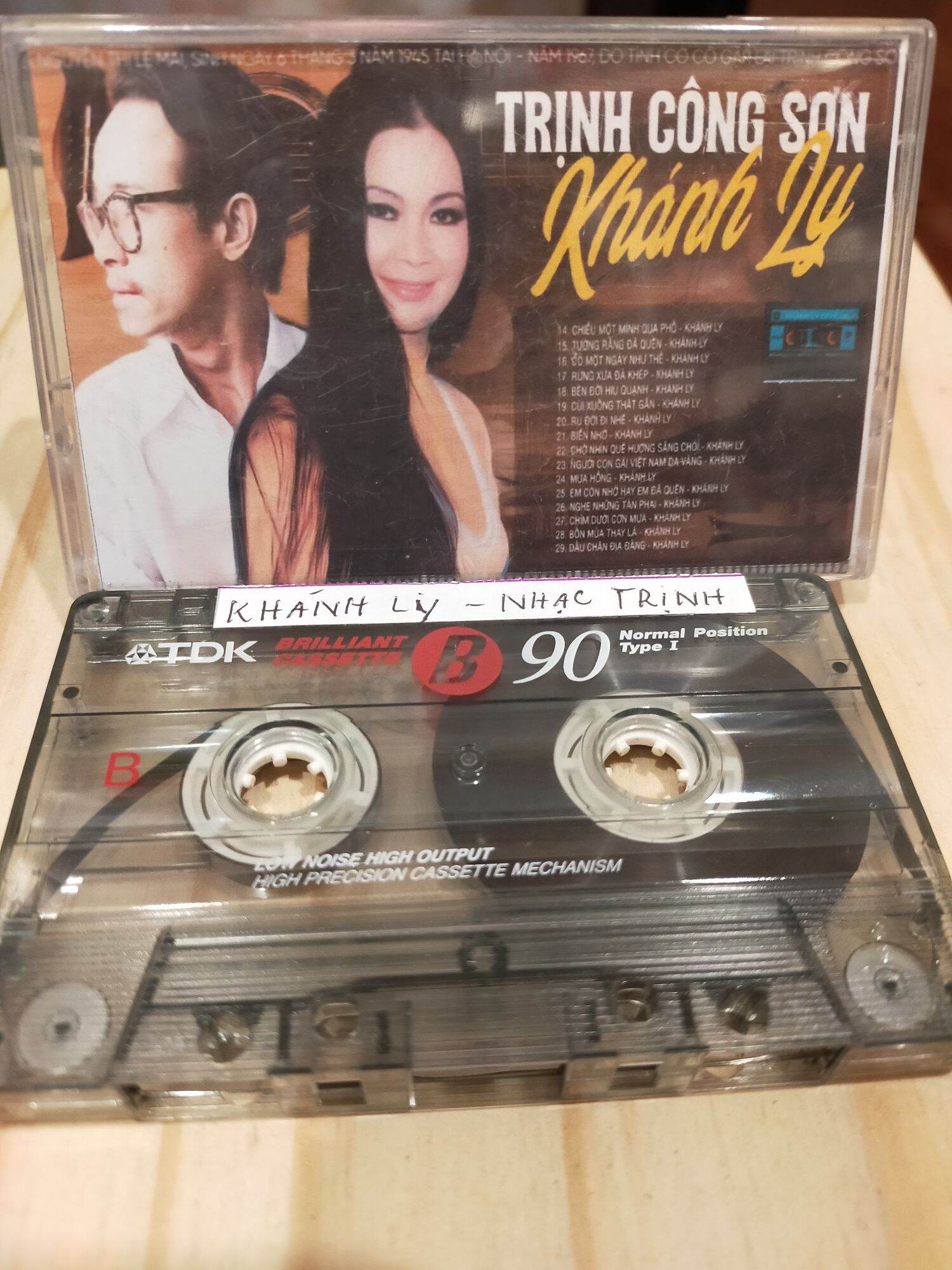 1 băng cassette TDK 90 phút tiếng hát khánh ly( lưu ý: đây là băng cũ