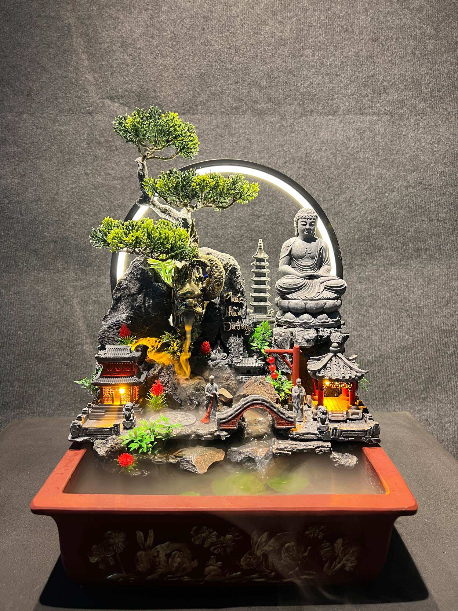 Thác nước để bàn đức phật