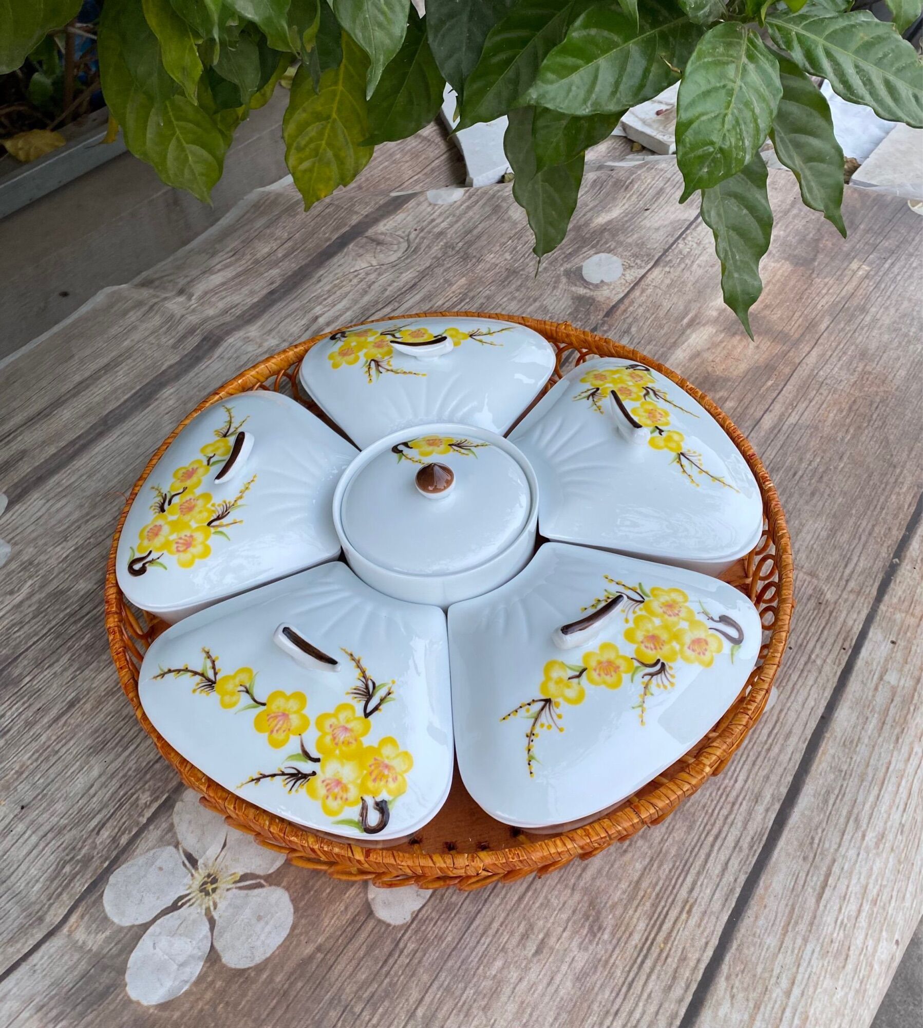Khay mứt Tết. Gốm sứ Bát Tràng.
