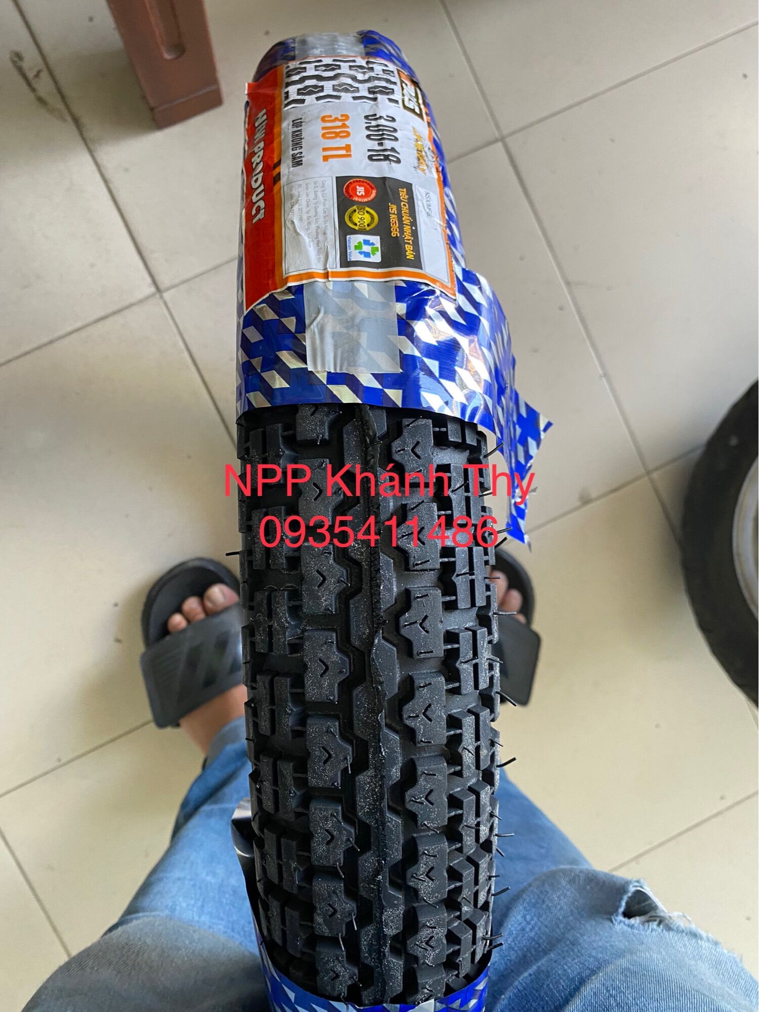 Lốp Xe Máy 3.00-18 Không Ruột