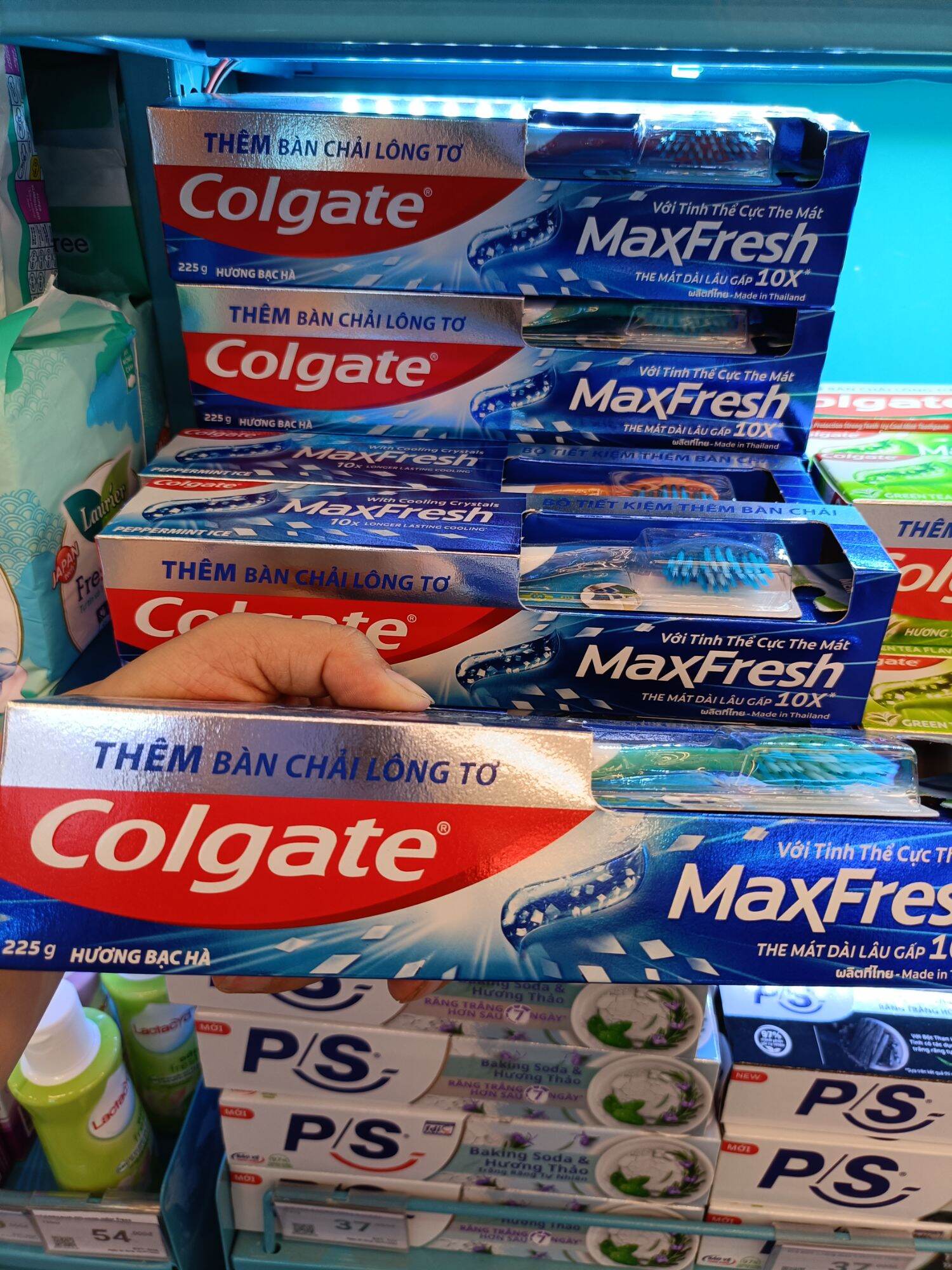 Kem đánh răng Colgate maxfresh 230g tặng bàn chải