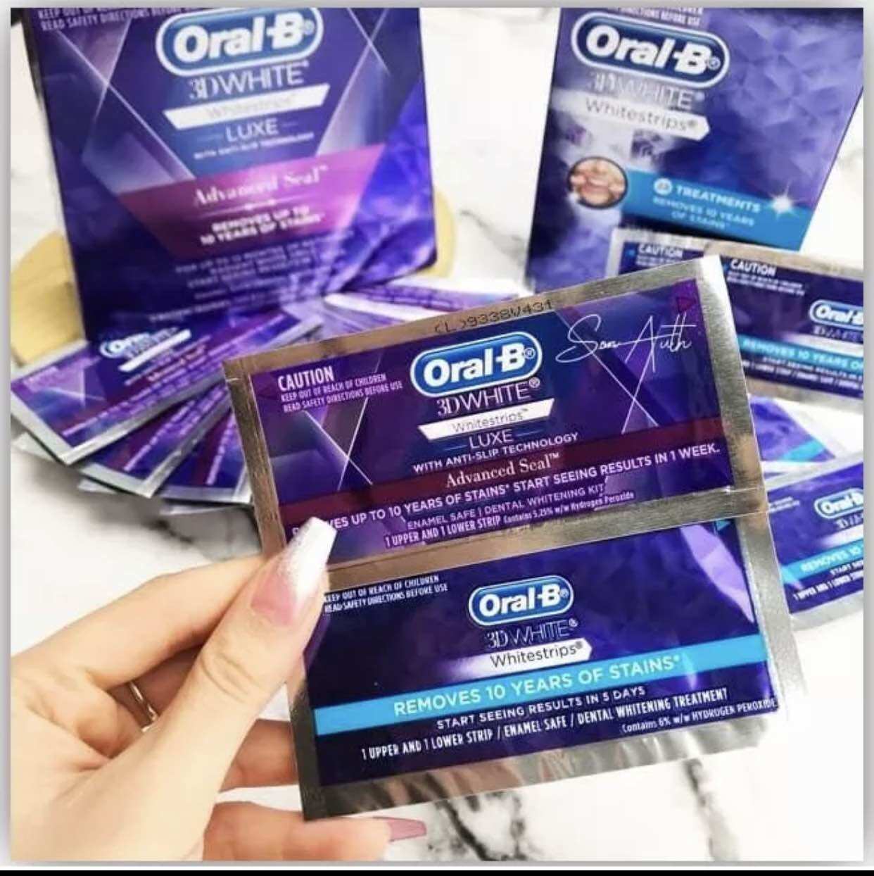 Miếng dán tẩy trắng răng OralB 3D White Whitestrips (1 hộp 14 cặp: 28 miếng )