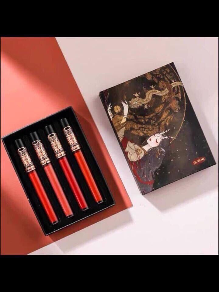 Set 4 son cô gái hàng nội địa trung hot hit 👉Sét hộp sang chảnh toàn màu đẹp thôi ah. Đánh mỗi ngày 1 màu thay đổi phong cách.Chất son kem mềm, mịn, mượt, lâu trôi, không gây cảm giác nứt nẻ khô môi