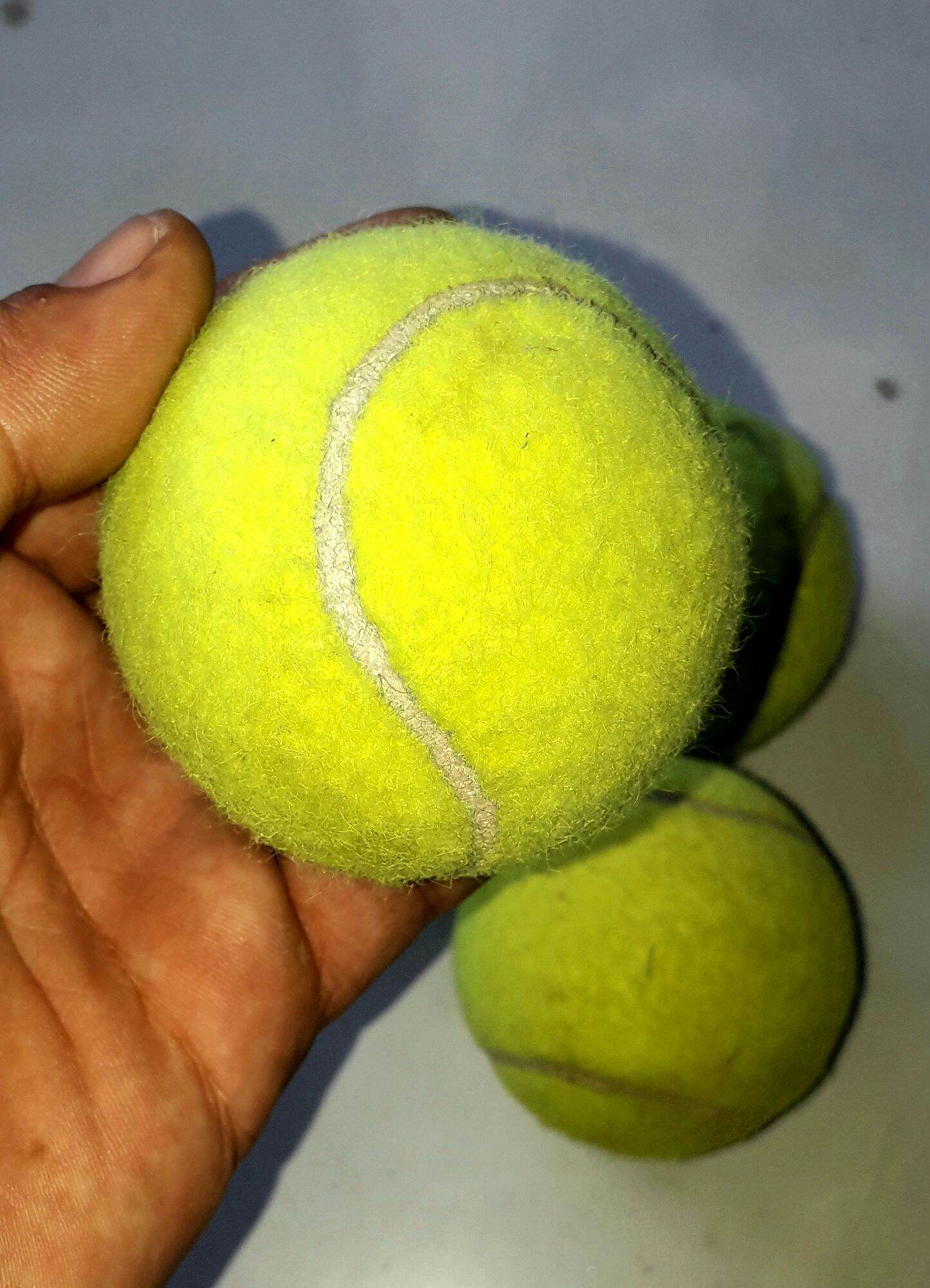 Một quả banh tenis đã qua sử dụng nhưng vẫn còn đẹp