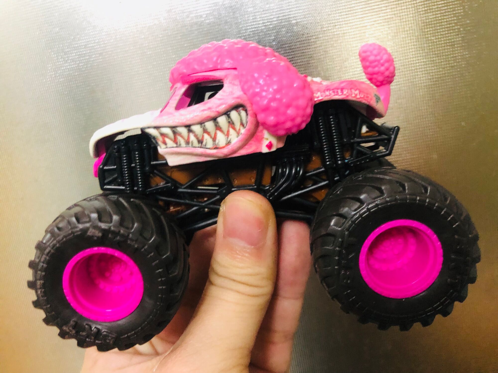 Bộ các xe Monster Jam đổi màu lạnh dạng vảy mới về