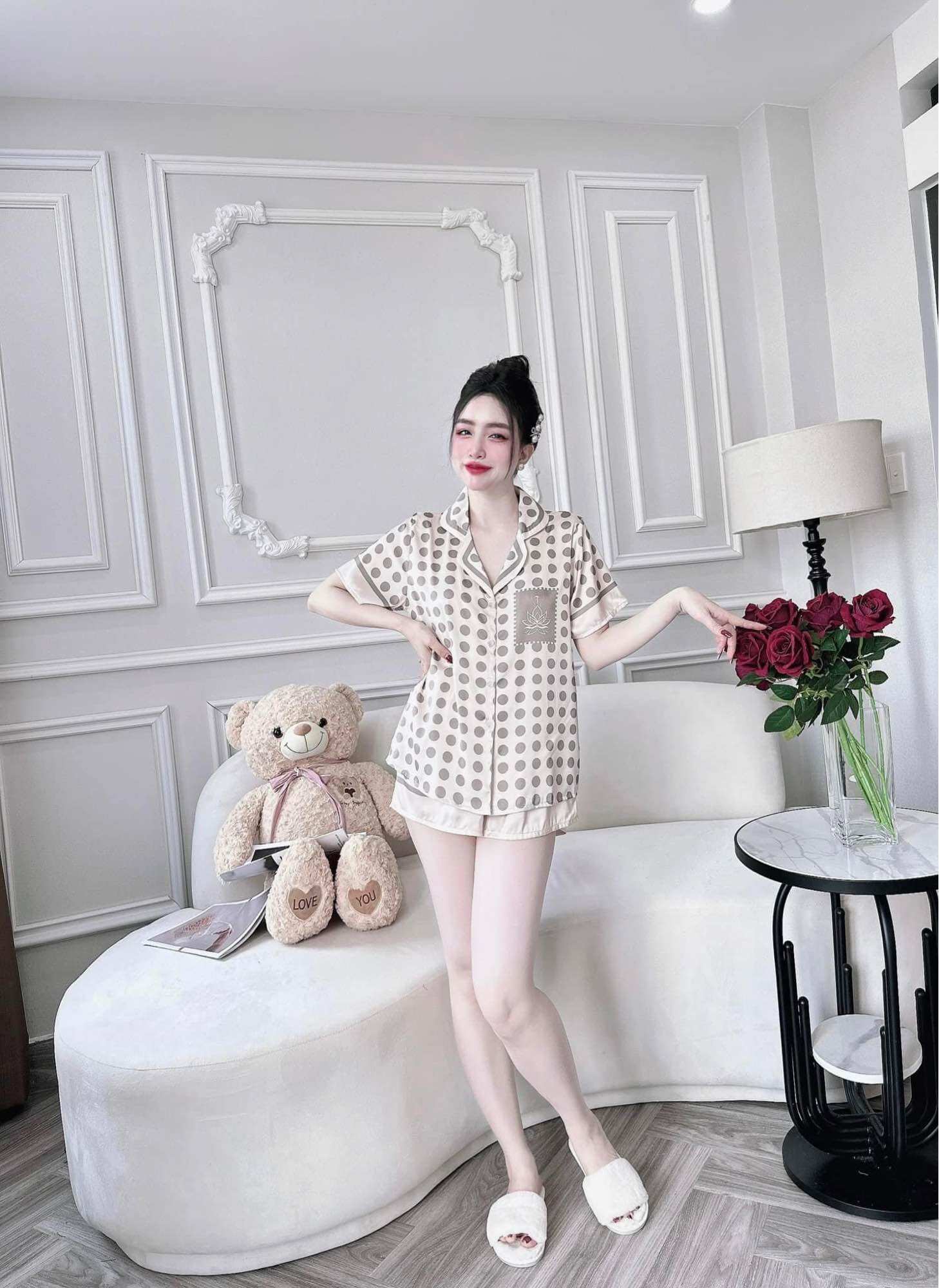 [Freesize<70kg] Đồ Bộ Đùi Tay Ngắn Lụa Latin Hoạ Tiết Chấm Bi