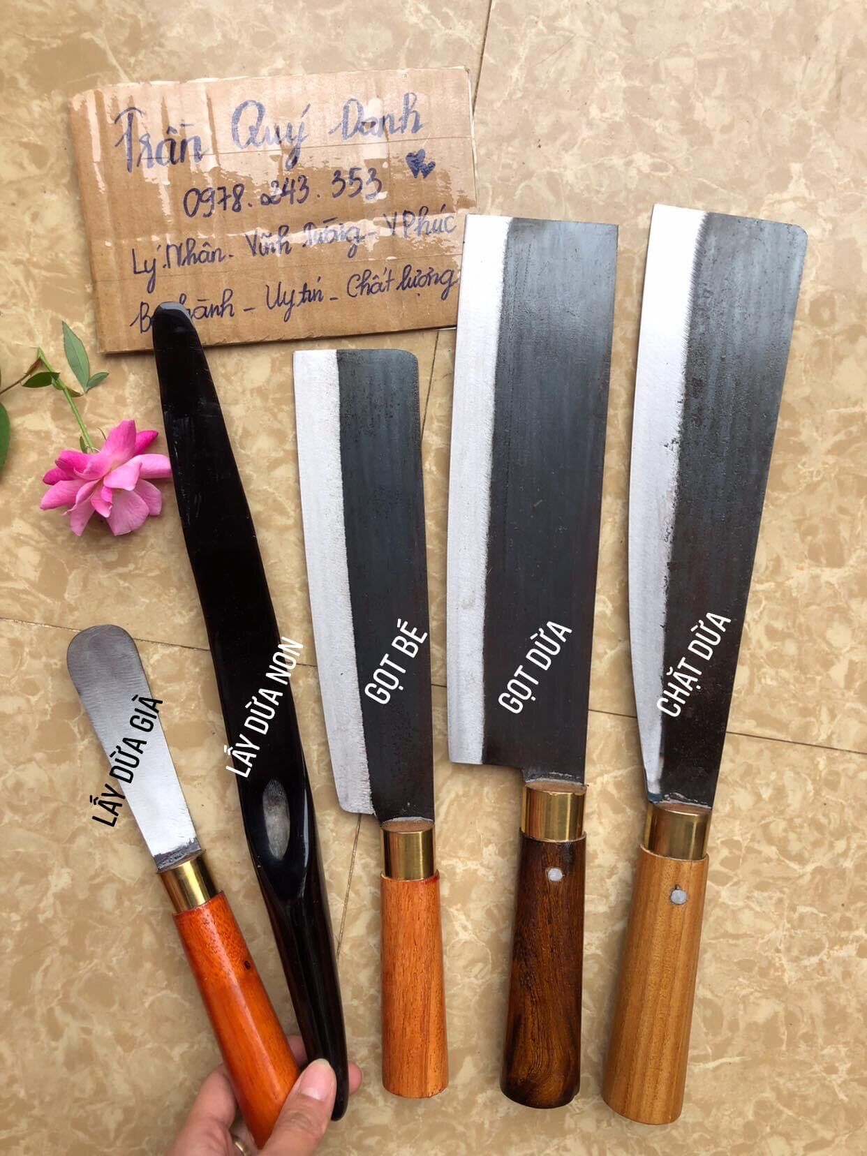 Dao lấy cùi dừa làm mứt bằng nhíp xe