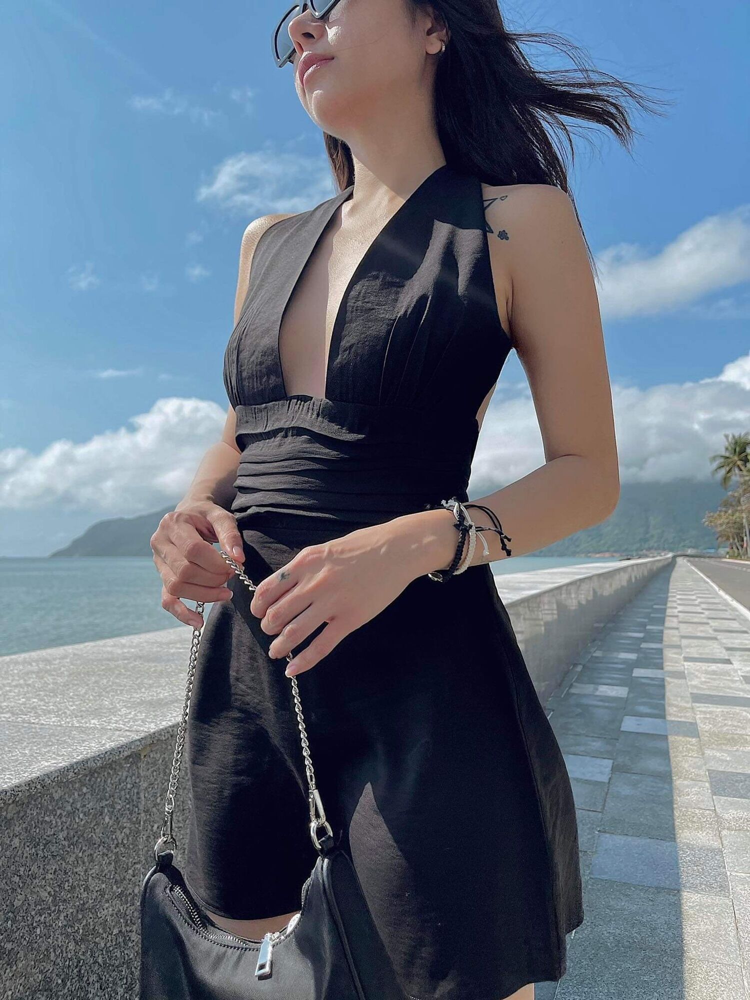 Đầm xẻ ngực cột eo - D199