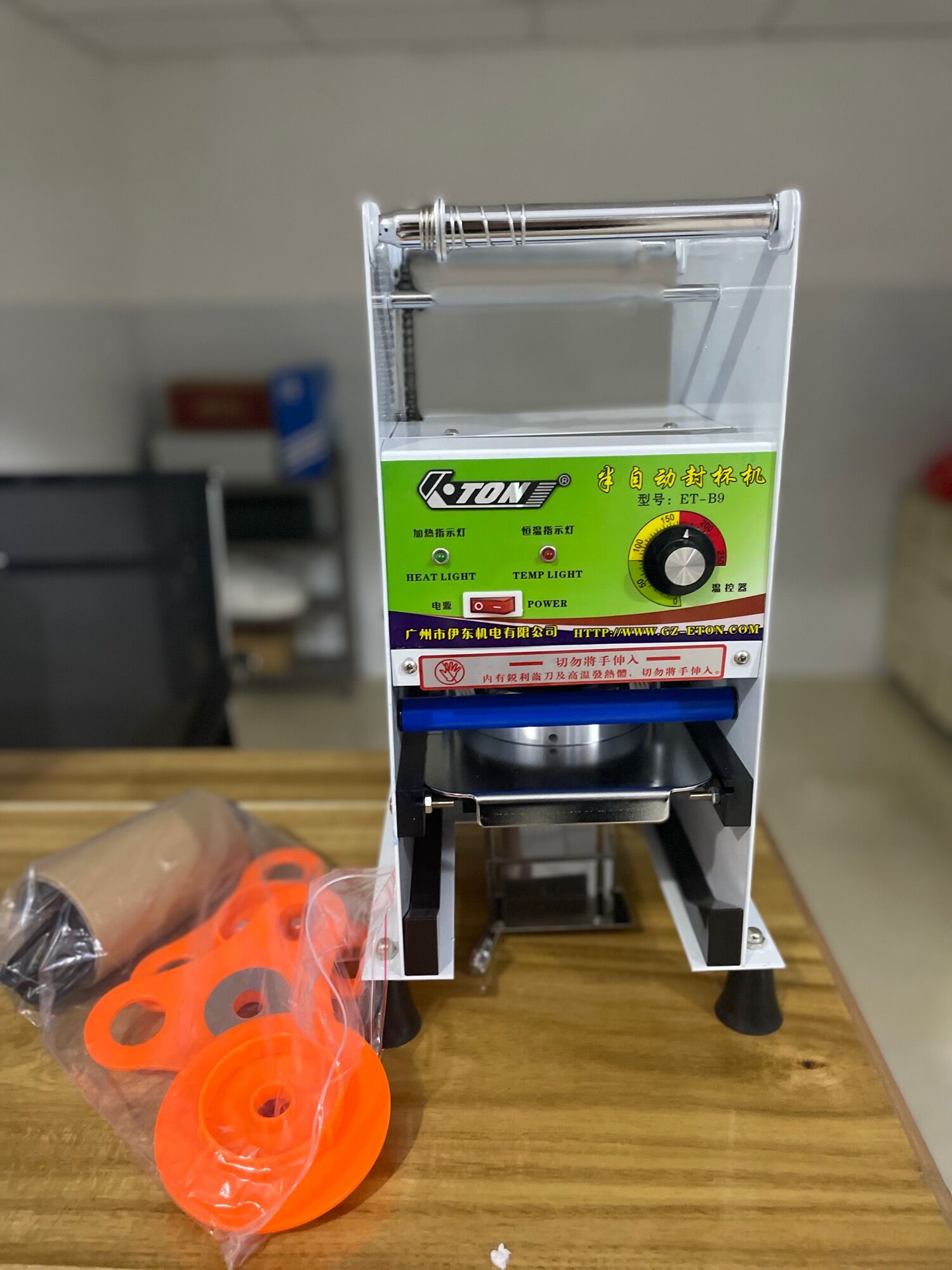 Máy ép miệng ly tự động cuốn màng Eton B9