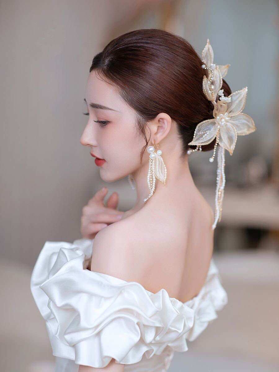 Kẹp tóc hoa phối ngọc xinh xắn make up dự tiệc