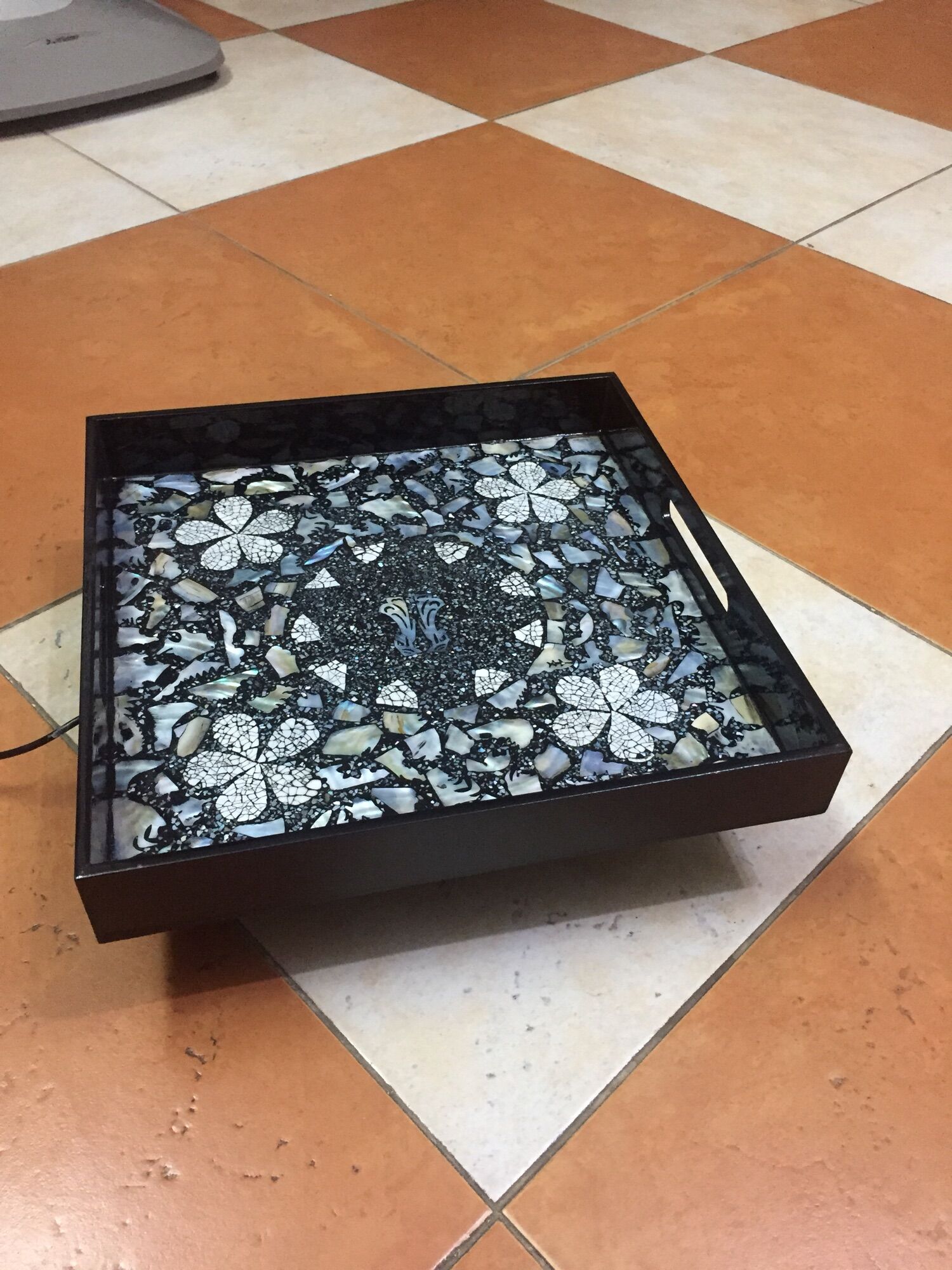 Khay gỗ sơn mài khảm trai, khảm trứng