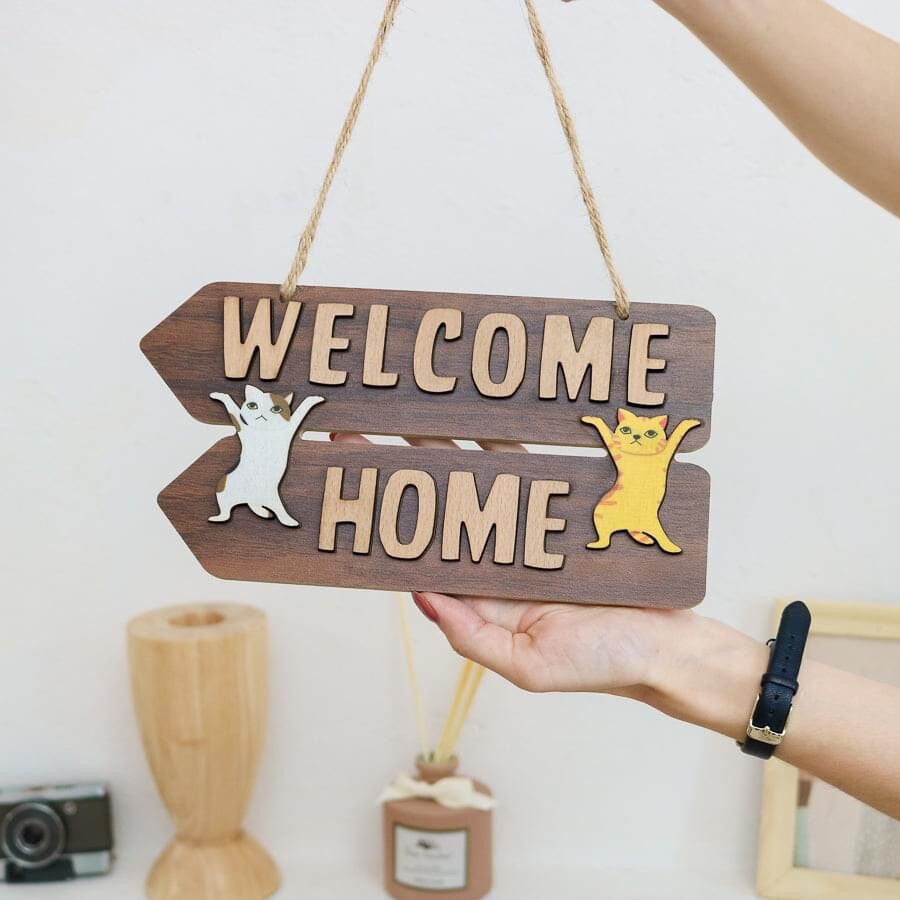 Bảng gỗ 2 con mèo đưa tay lên trên 2 con mèo nhảy múa 2 con mèo khiêng đồ welcome home