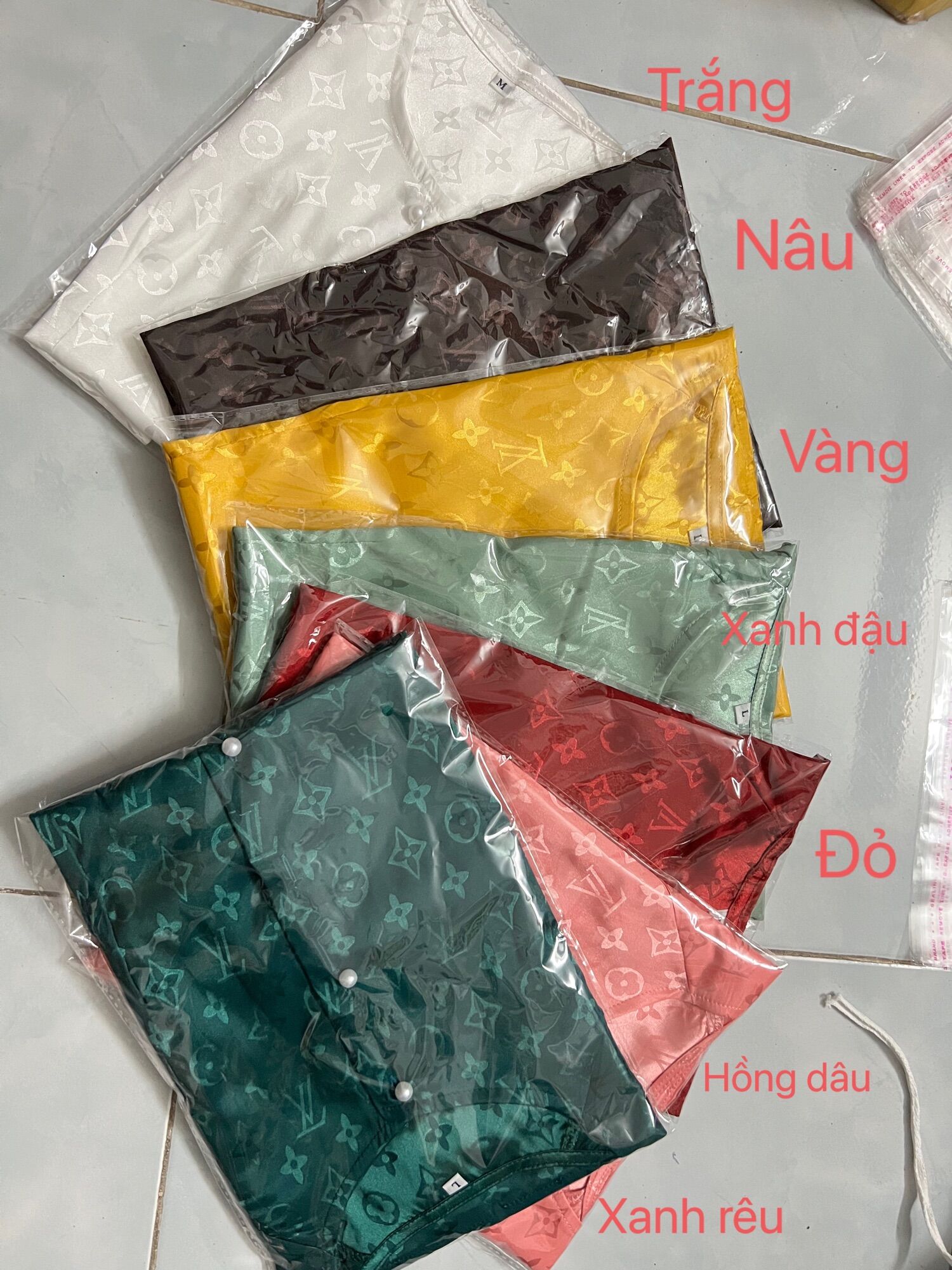 ÁO BÀ BA GẤM CHỮ NỔI L—V ( KHÔNG KÈM QUẦN)