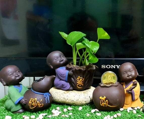 Bộ 5 tượng chú tiểu bên chậu gốm