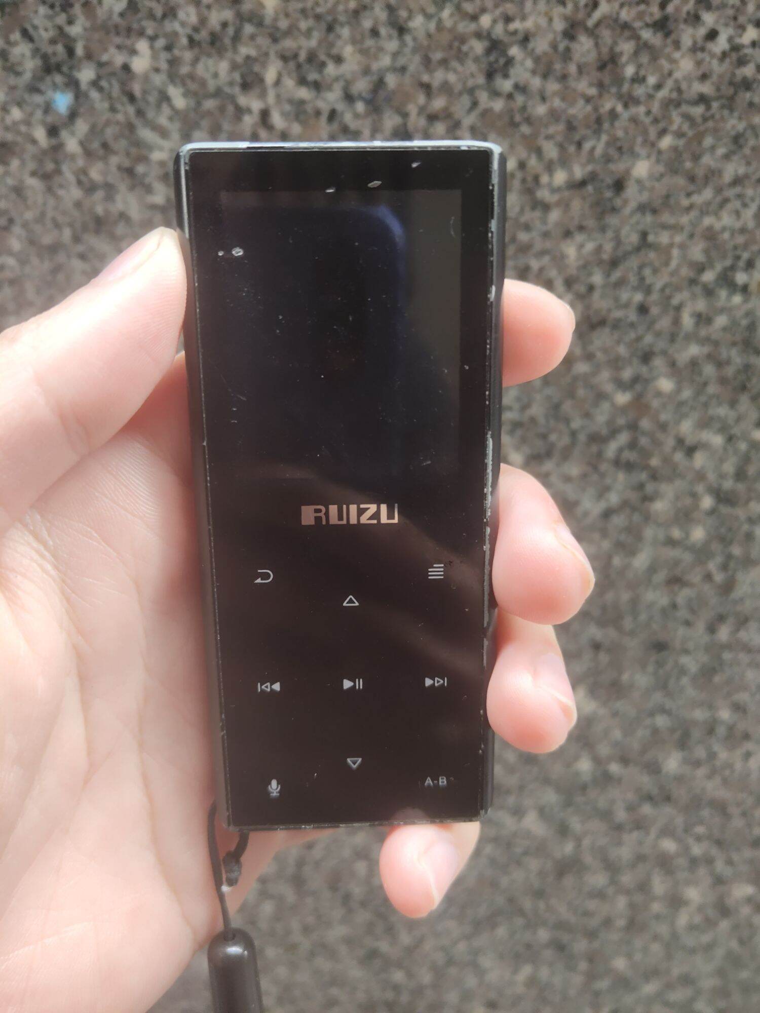 máy nghe nhạc ruizu d29 tặng combo (thẻ nhớ 8gb+tai nghe)