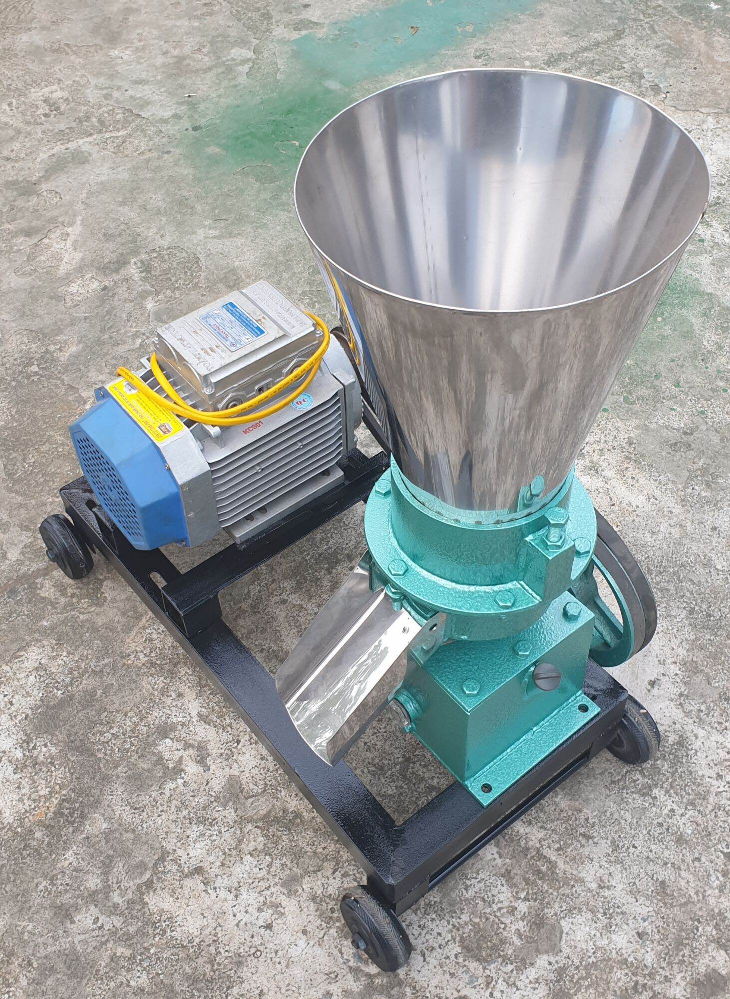 Máy ép cám viên trục đứng S150,S170,dành cho các hộ gia đình,trang trại nhỏ và vừa.Đặc biệt sản phẩm của cty chúng tôi được thiết kế hiện đại hiệu quả hơn và phễu làm bằng inox rất sạch sẽ và dễ vệ sinh lau chùi