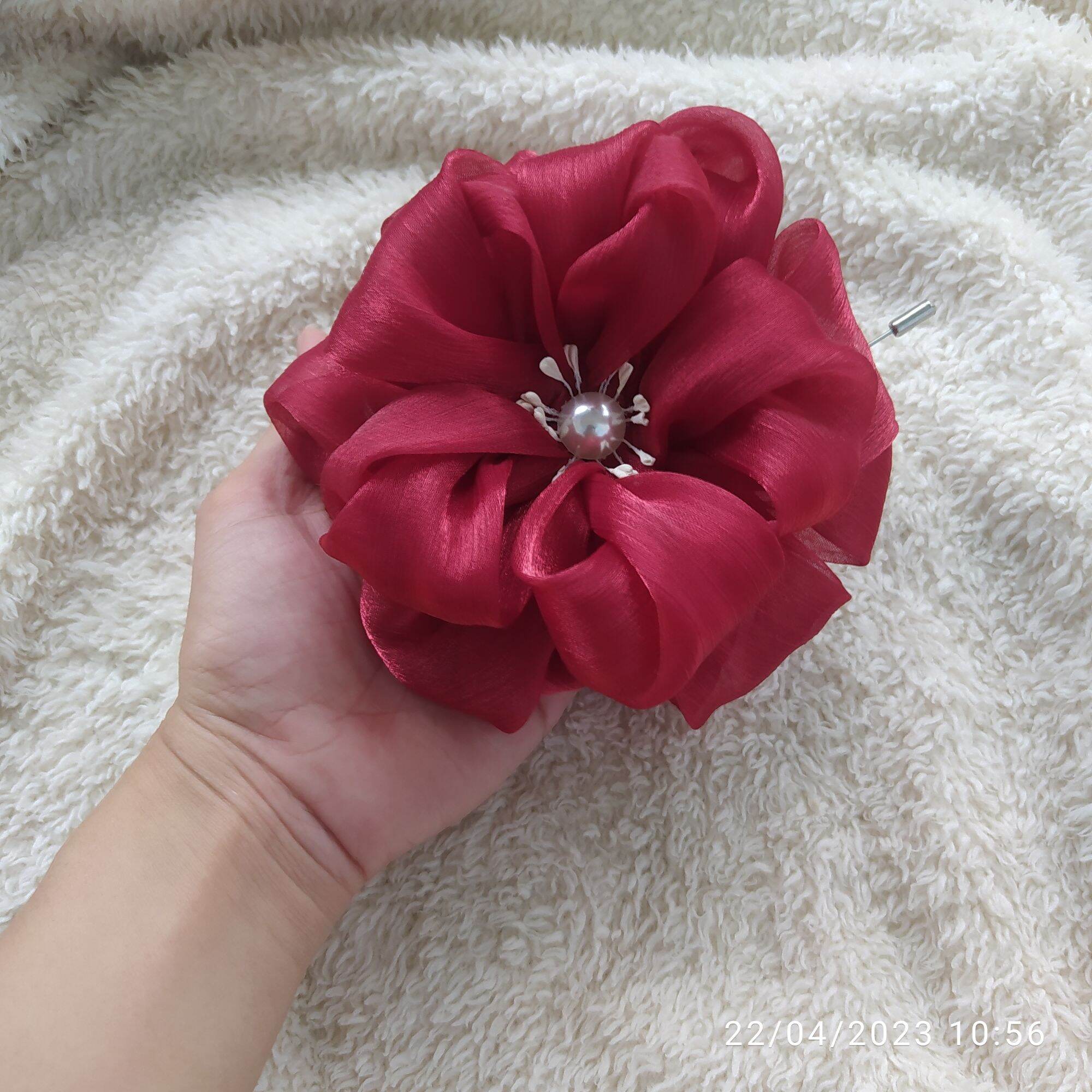 Hoa cài áo handmade Canto màu đỏ đô