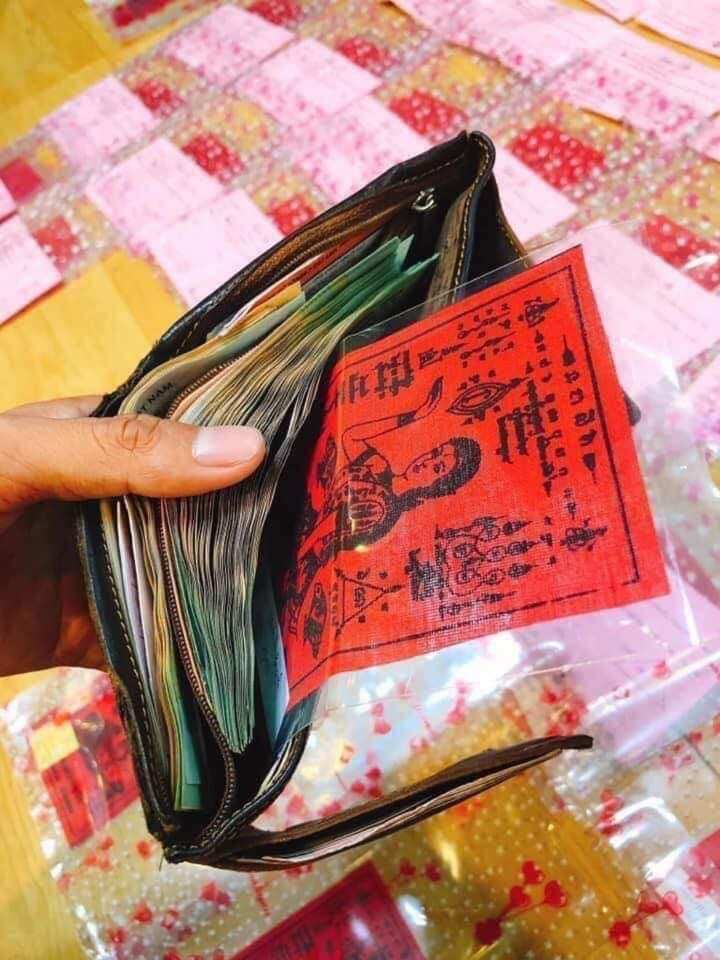 LÁ MẸ NGOẮC MÀU ĐỎ