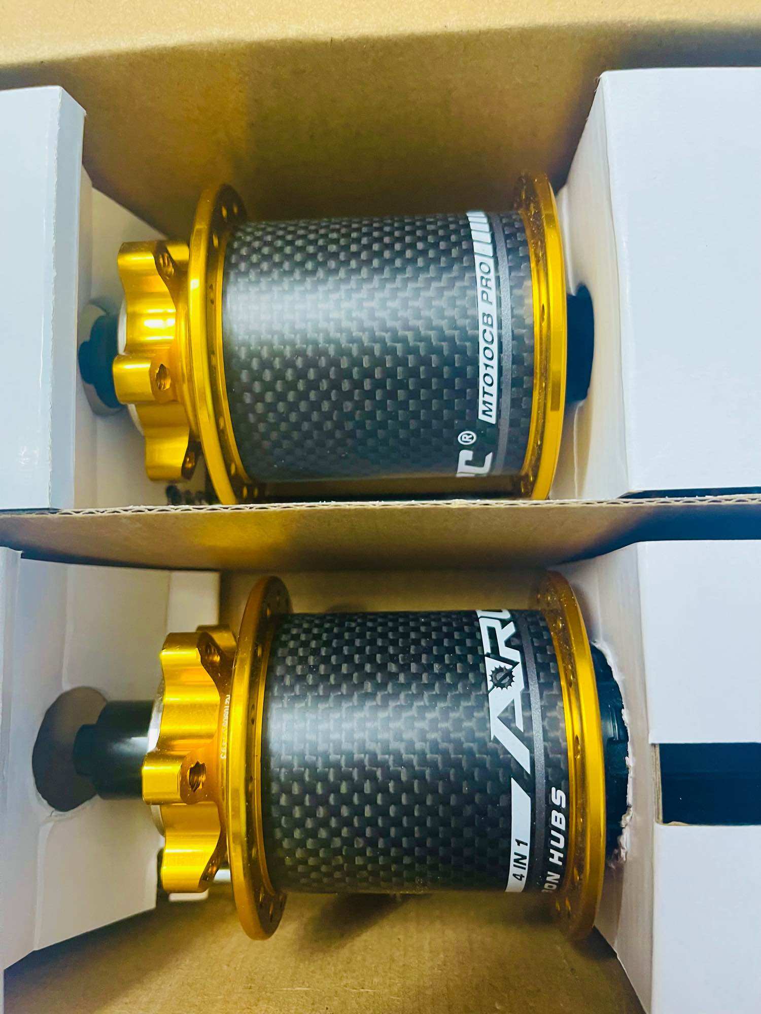Đùm xe đạp ARC mt010 carbon (6 chó 3 răng) 32 căm