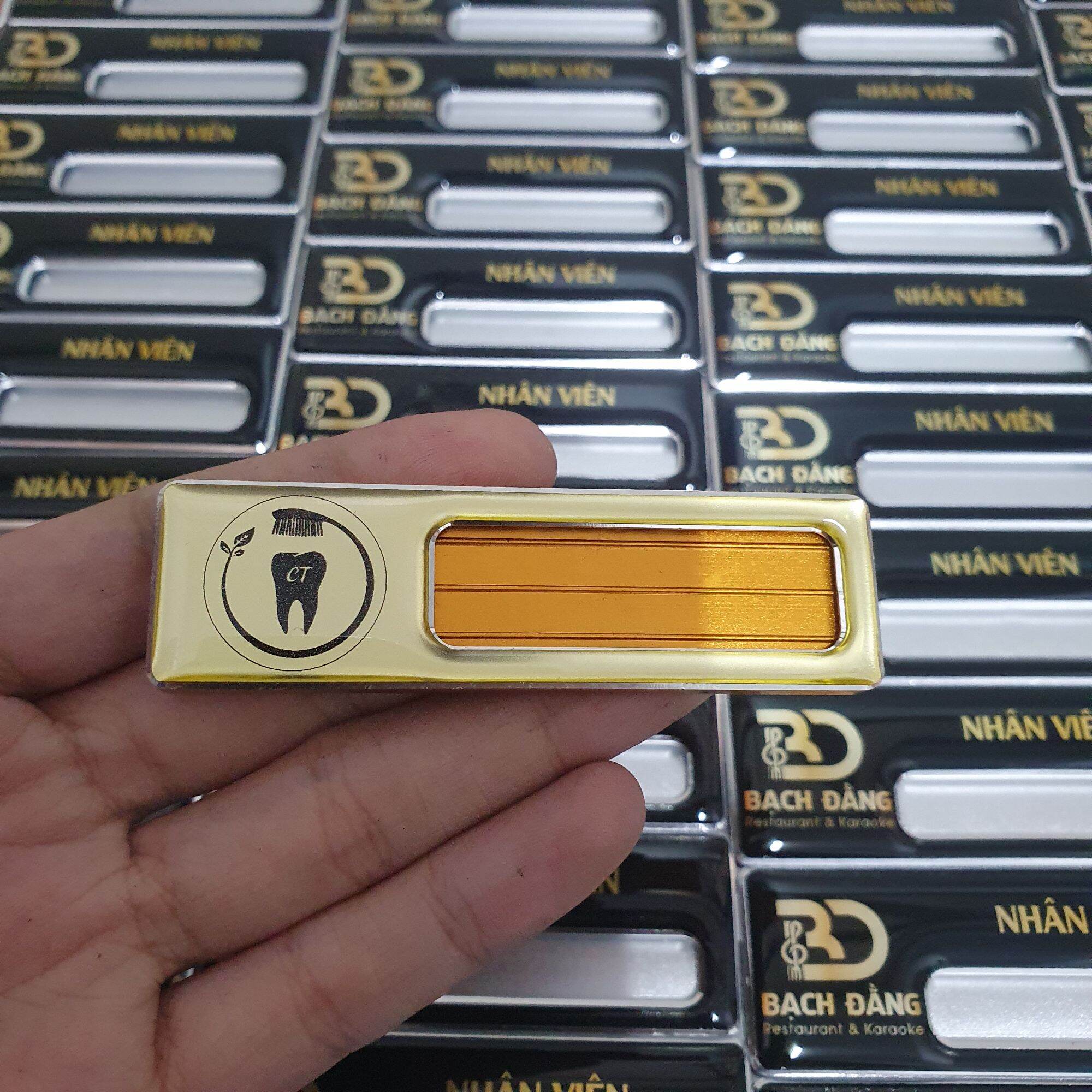 Bảng tên nhân viên thay tên