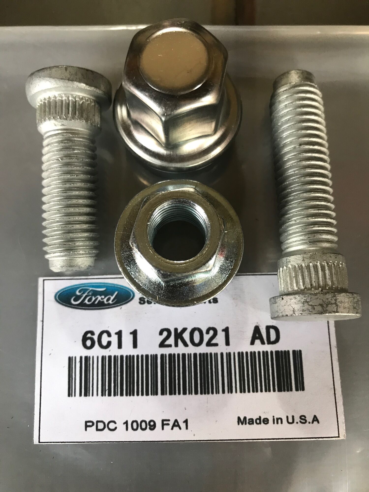 Bộ Bu Lông (1 Tán Và 1 Chân) Tắc Kê Bánh Ford Transit Hàng Chuẩn Zin
