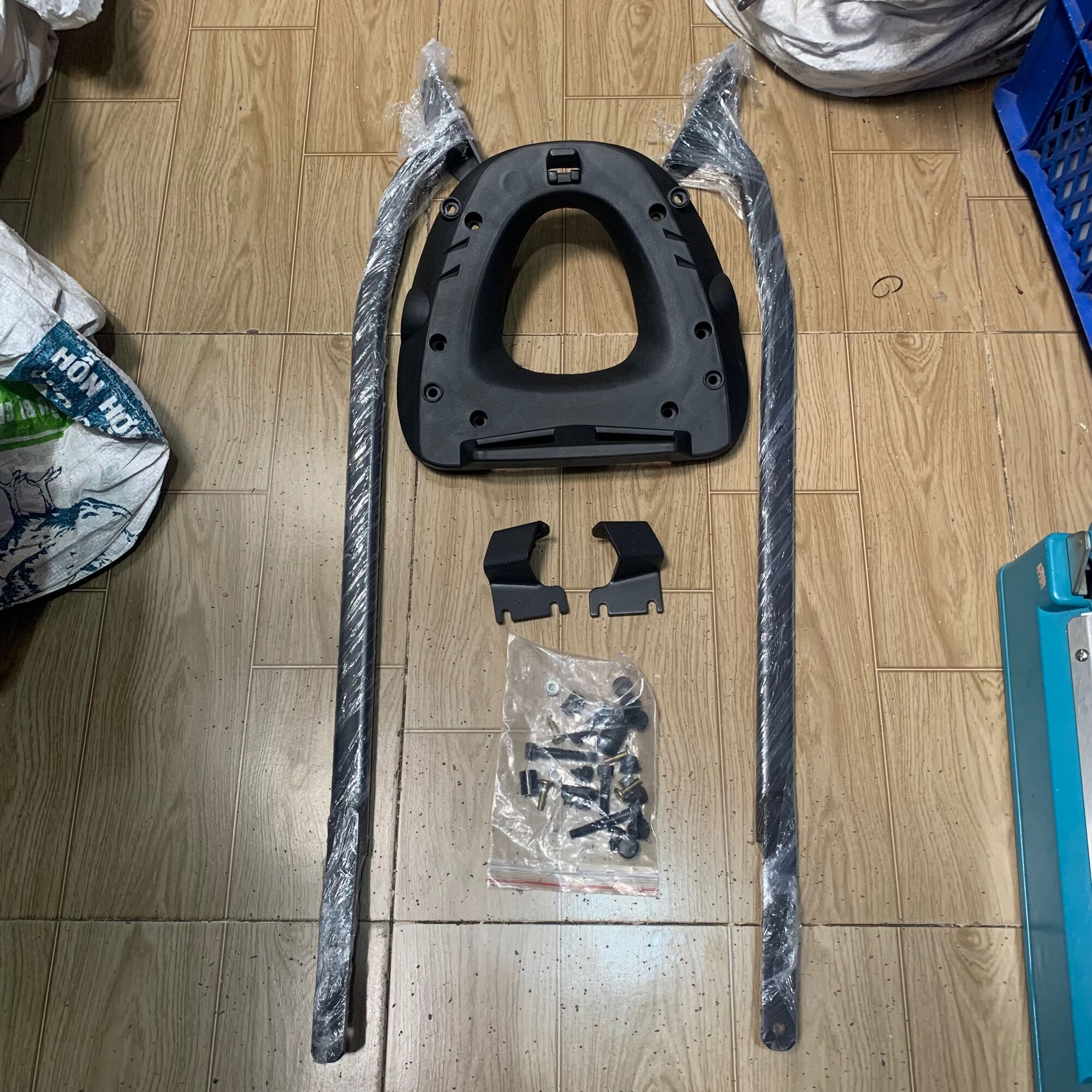 Cảng sau xe exciter 155 gắn thùng givi