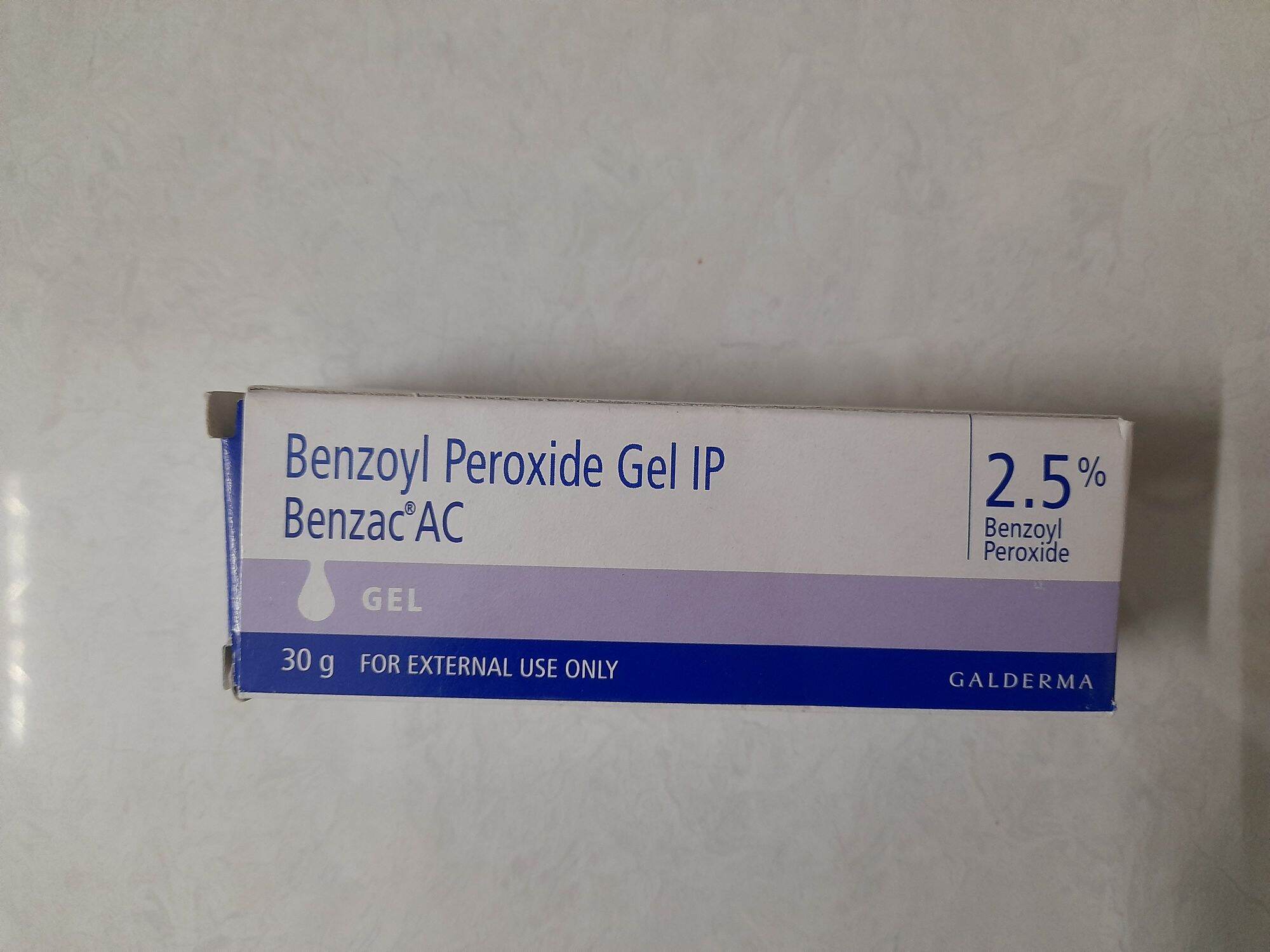 Benzac AC 2.5% (benzoyl peroxide 2.5%) giảm mụn ẩn