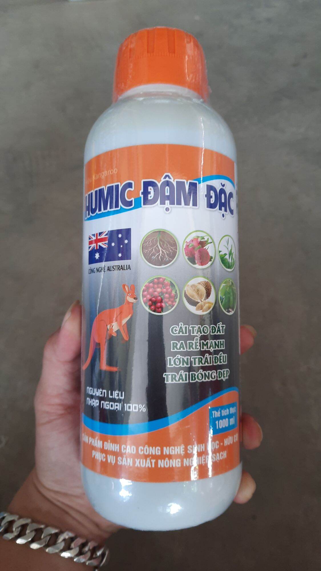 Phân bón hữu cơ HUMIC ĐẬM ĐẶC giúp cải tạo đất, ra rễ mạnh, lớn trái đều, trái bóng đẹp.