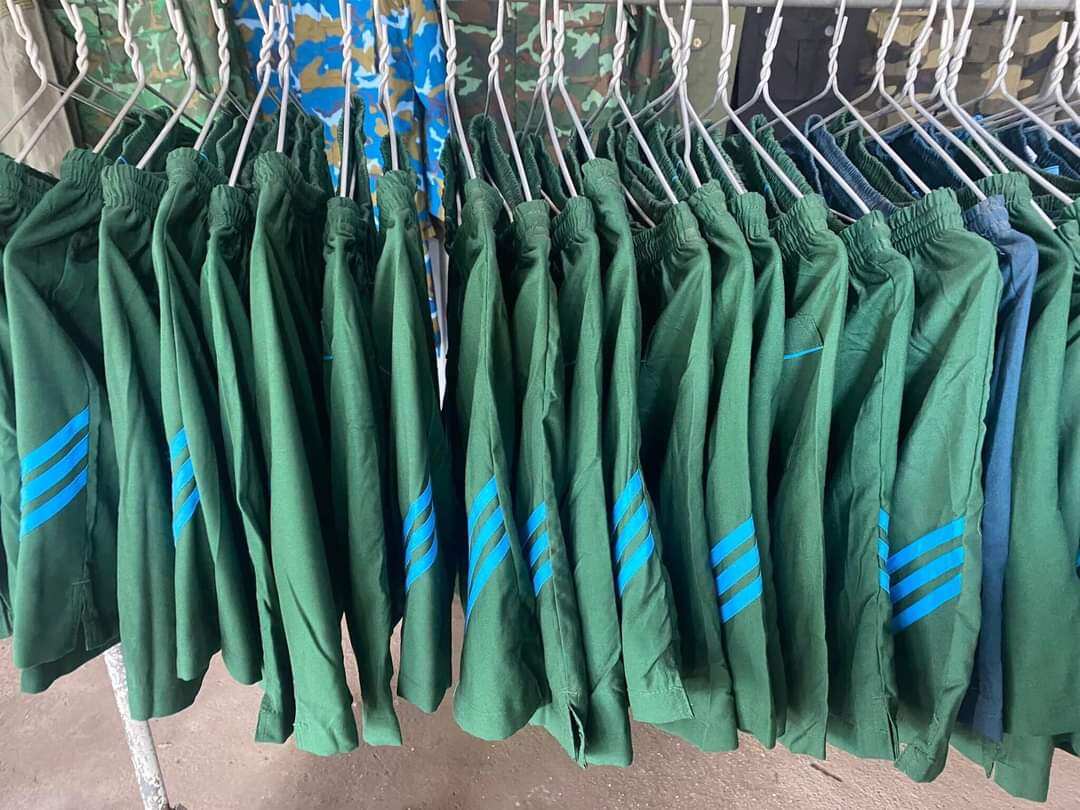 Quần đùi màu xanh rêu