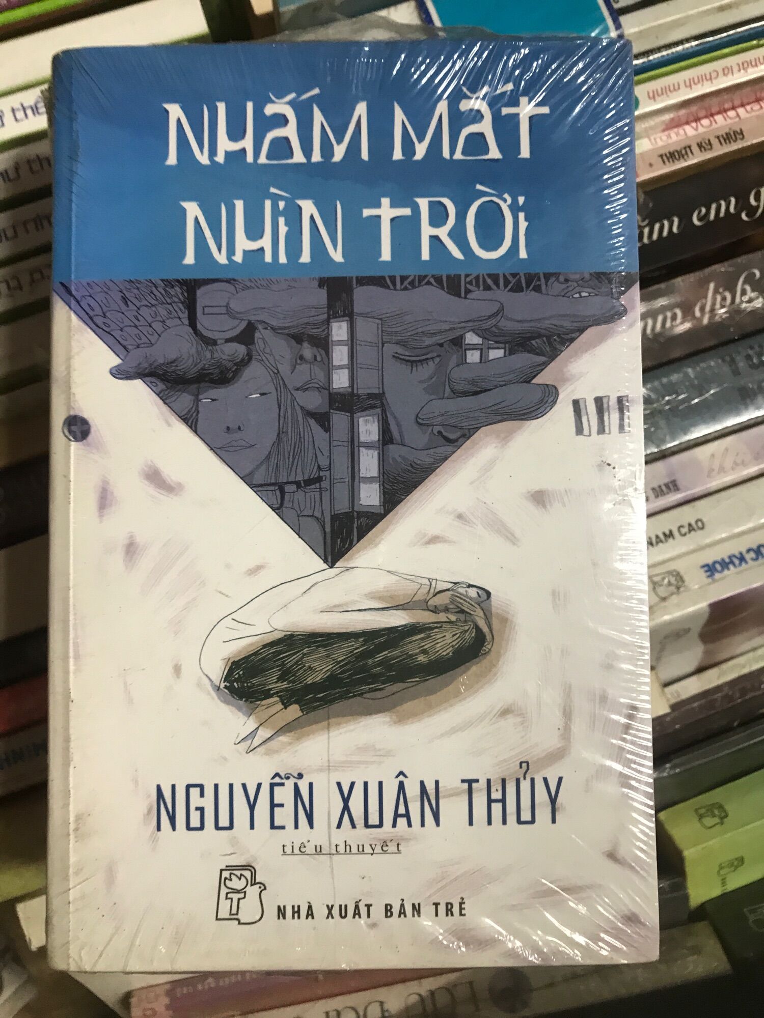 Nhắm mắt nhìn trời