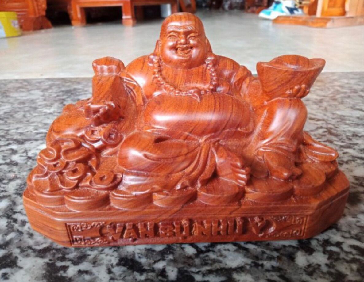 Tượng Phật Di Lặc để oto gỗ hương