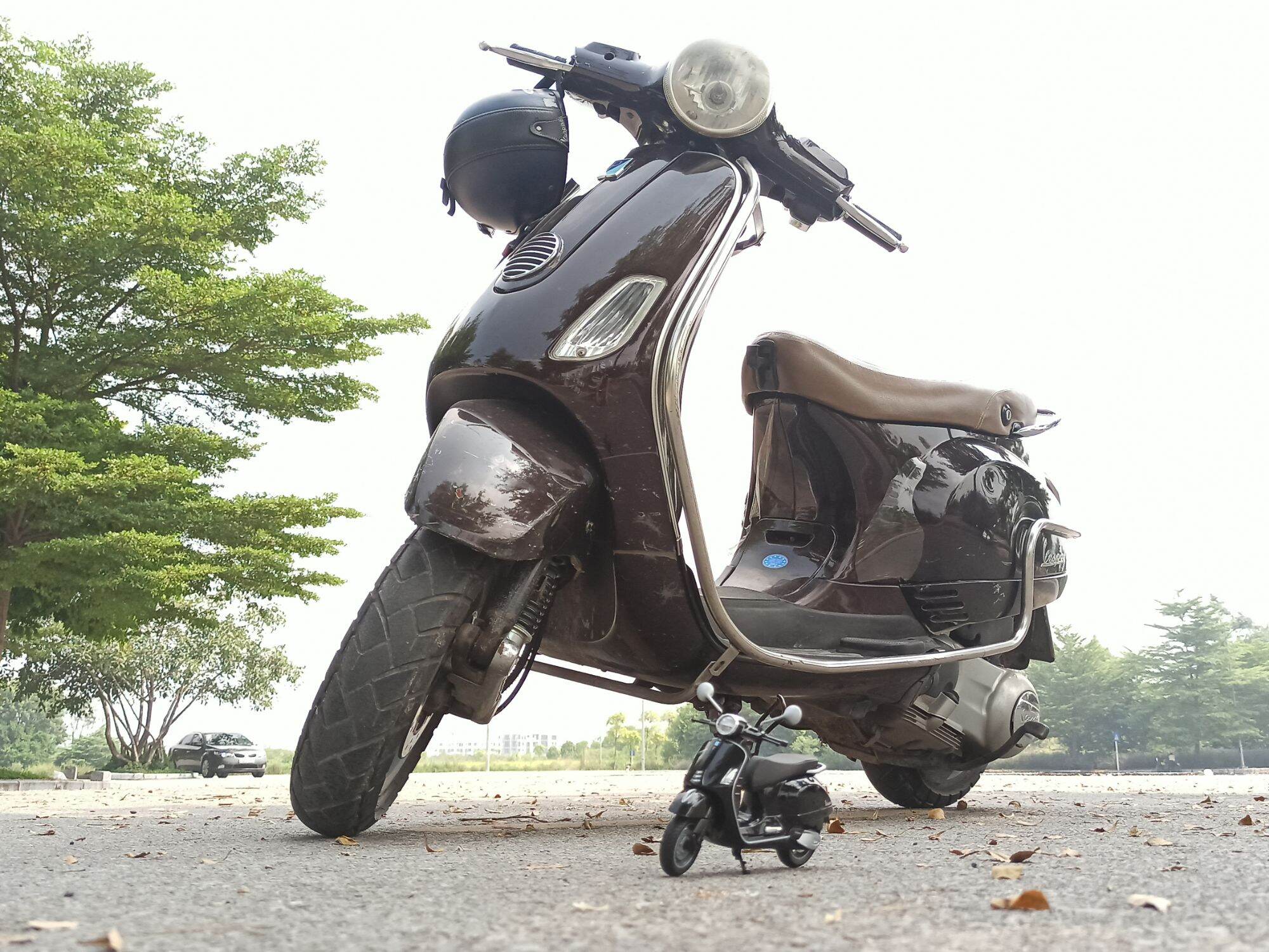 Mô hình xe máy Vespa GTS Super tỷ lệ 1/12