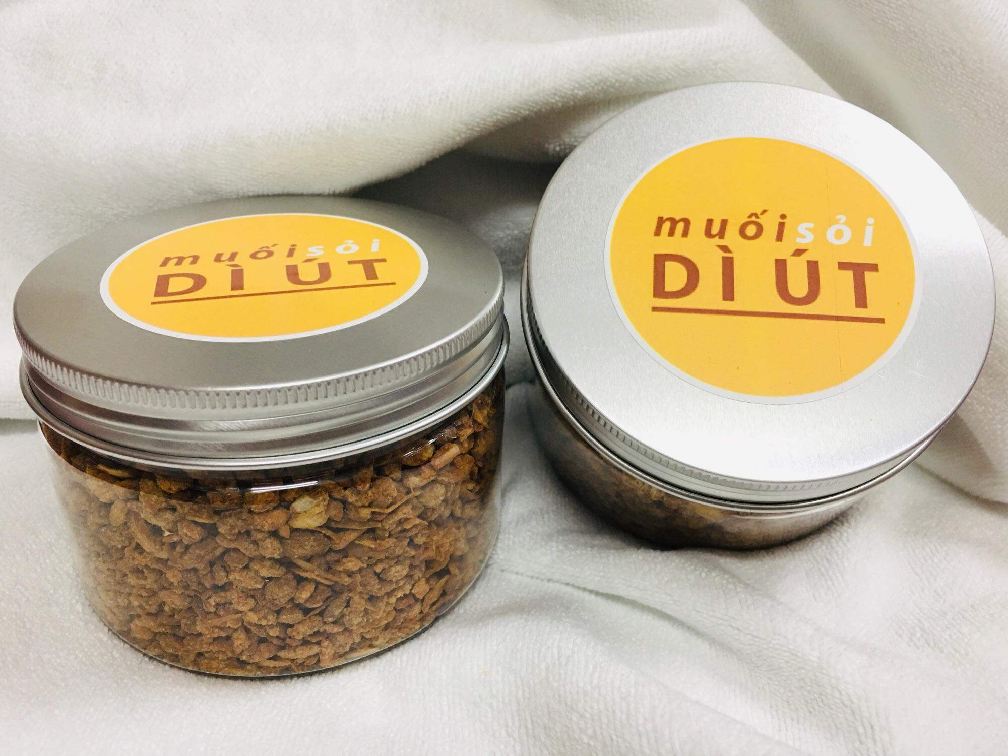 Muối tôm đặc biệt (Muối sỏi Dì Út) với tôm nguyên con cùng nhiều nguyên liệu chất lượng, đậm đà thích hợp ăn với bánh tráng,trái cây như mận, bưởi, ổi ... là muốn ăn mãi không thôi