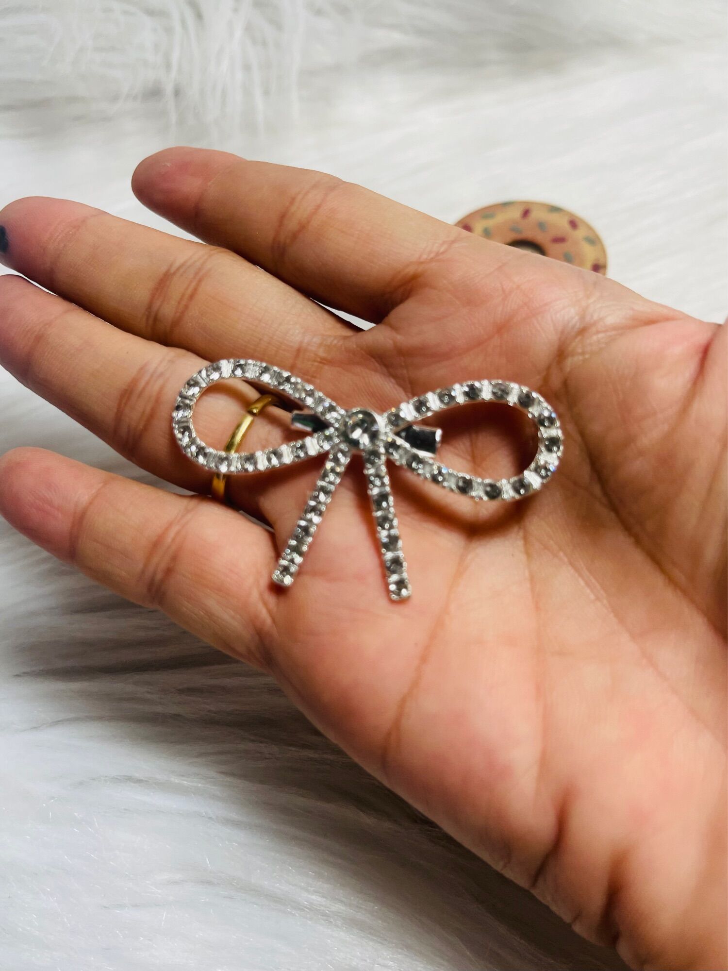 Cài áo nơ đính đá. KT 3x5cm