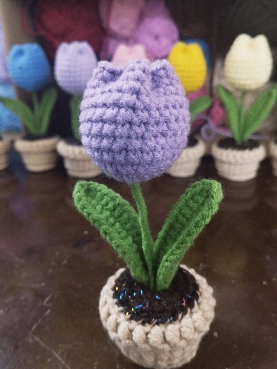 Chậu hoa tulip mini bằng len handmade