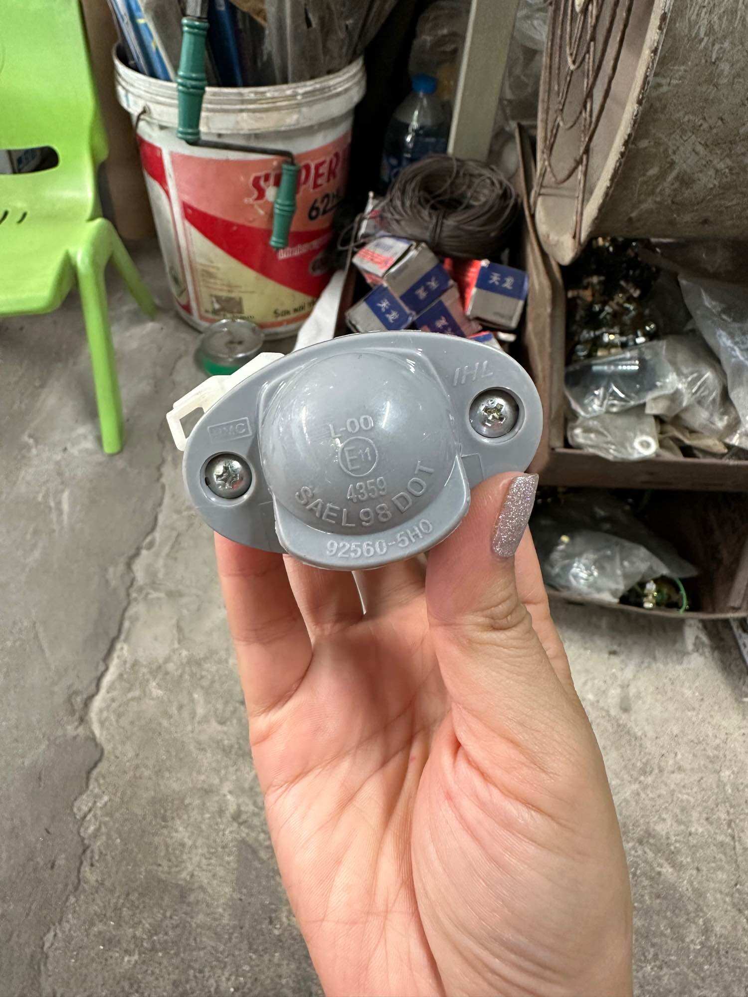 Đèn soi biển số