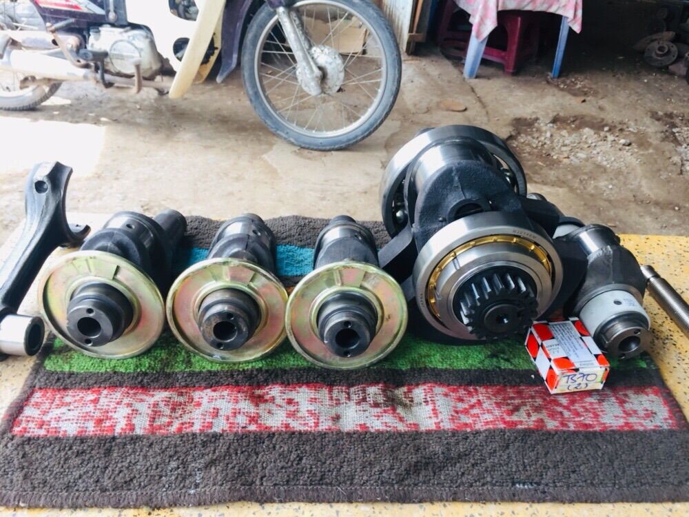 Kiềng nhớt máy D8 , R180