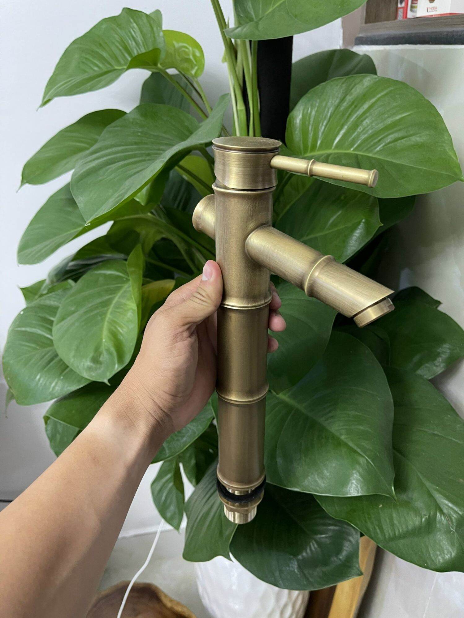 Vòi lavabo cổ điển nóng lạnh ( giảm giá gốc)